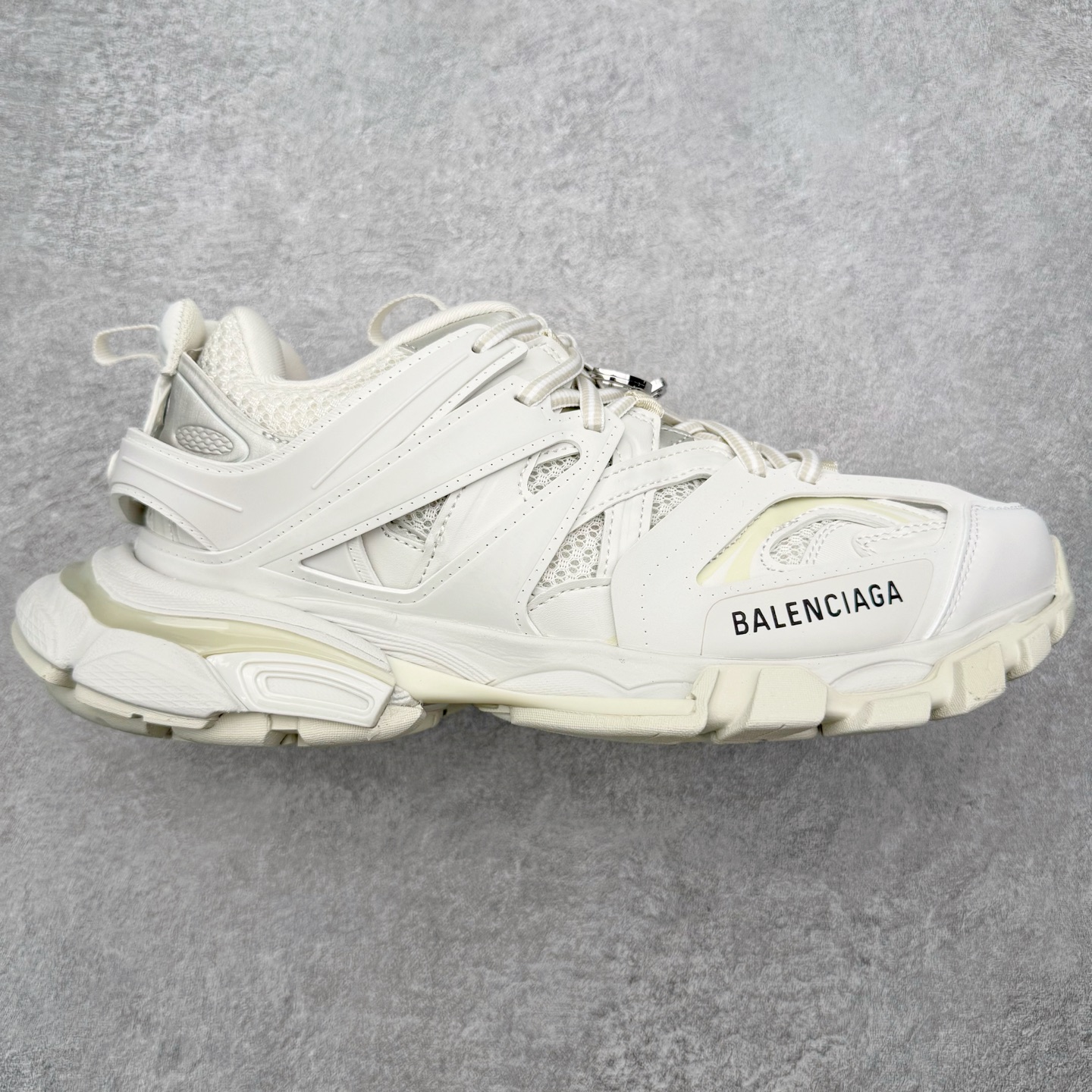 ＃VG零售版 BALENCIAGA Track 巴黎世家复古老爹鞋 全套原纸板楦头开发 最原汁原味的灵魂版型 全鞋荧光划线卡点 胶水把控整洁度追求极致完美 每一双都是工艺品 多重QC质检 超越公司货的品控标准 实实在在的免检产品 原盒原配 正确字体电绣 粗细、位置、大小正确 侧边TPU 透气孔匹配意产原版 正确气垫分离大底 TPU软底 原版一致大底LOGO 立体感十足 原厂皮料水洗做旧 采购原厂网纱 该款鞋采用网眼布和尼龙制成 不含皮革 鞋舌饰有Track.2橡胶品牌标识 外侧饰有橡胶品牌标识 泡沫后帮压印品牌标识 外底正面压印BB标识 由176块饰片拼接而成的铰接式鞋面 侧面配金属质感网眼布 内面配有额外金属光泽饰件 包含1副鞋带和1副备用鞋带 后帮配有拉环鞋提 动态鞋底设计 为双脚带来后续的助力 正常尺码 尺码：35 36 37 38 39 40 41 42 43 44 45 46-选品中心