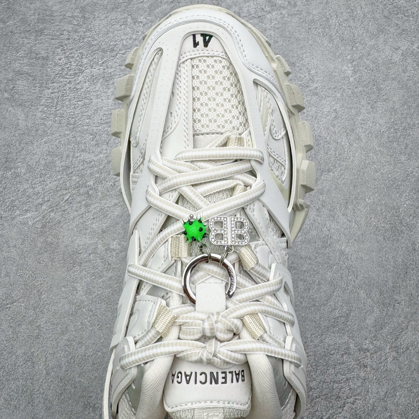 图片[4]-＃VG零售版 BALENCIAGA Track 巴黎世家复古老爹鞋 全套原纸板楦头开发 最原汁原味的灵魂版型 全鞋荧光划线卡点 胶水把控整洁度追求极致完美 每一双都是工艺品 多重QC质检 超越公司货的品控标准 实实在在的免检产品 原盒原配 正确字体电绣 粗细、位置、大小正确 侧边TPU 透气孔匹配意产原版 正确气垫分离大底 TPU软底 原版一致大底LOGO 立体感十足 原厂皮料水洗做旧 采购原厂网纱 该款鞋采用网眼布和尼龙制成 不含皮革 鞋舌饰有Track.2橡胶品牌标识 外侧饰有橡胶品牌标识 泡沫后帮压印品牌标识 外底正面压印BB标识 由176块饰片拼接而成的铰接式鞋面 侧面配金属质感网眼布 内面配有额外金属光泽饰件 包含1副鞋带和1副备用鞋带 后帮配有拉环鞋提 动态鞋底设计 为双脚带来后续的助力 正常尺码 尺码：35 36 37 38 39 40 41 42 43 44 45 46-选品中心