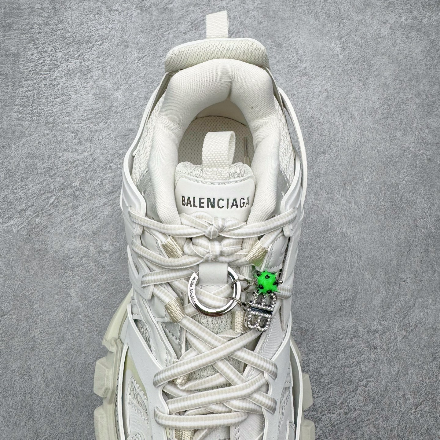 图片[5]-＃VG零售版 BALENCIAGA Track 巴黎世家复古老爹鞋 全套原纸板楦头开发 最原汁原味的灵魂版型 全鞋荧光划线卡点 胶水把控整洁度追求极致完美 每一双都是工艺品 多重QC质检 超越公司货的品控标准 实实在在的免检产品 原盒原配 正确字体电绣 粗细、位置、大小正确 侧边TPU 透气孔匹配意产原版 正确气垫分离大底 TPU软底 原版一致大底LOGO 立体感十足 原厂皮料水洗做旧 采购原厂网纱 该款鞋采用网眼布和尼龙制成 不含皮革 鞋舌饰有Track.2橡胶品牌标识 外侧饰有橡胶品牌标识 泡沫后帮压印品牌标识 外底正面压印BB标识 由176块饰片拼接而成的铰接式鞋面 侧面配金属质感网眼布 内面配有额外金属光泽饰件 包含1副鞋带和1副备用鞋带 后帮配有拉环鞋提 动态鞋底设计 为双脚带来后续的助力 正常尺码 尺码：35 36 37 38 39 40 41 42 43 44 45 46-选品中心