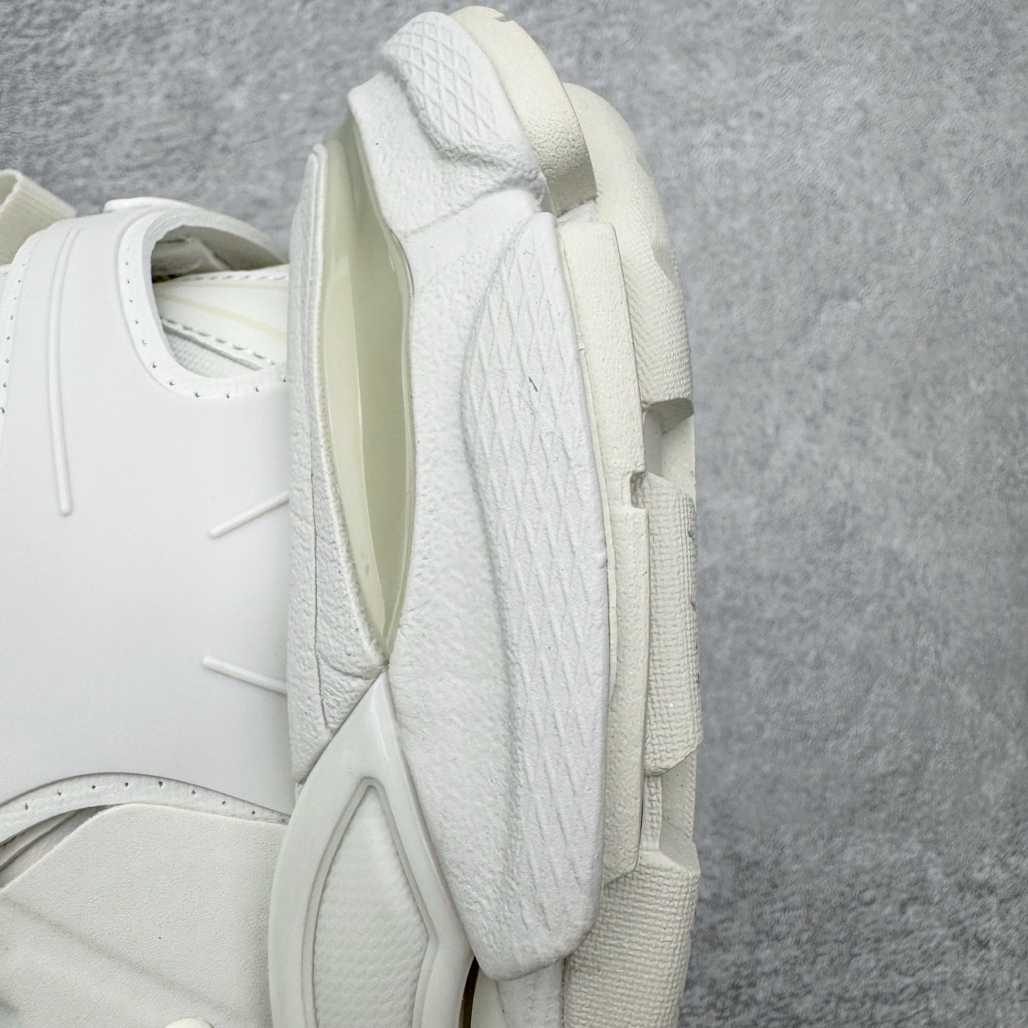 图片[11]-＃VG零售版 BALENCIAGA Track 巴黎世家复古老爹鞋 全套原纸板楦头开发 最原汁原味的灵魂版型 全鞋荧光划线卡点 胶水把控整洁度追求极致完美 每一双都是工艺品 多重QC质检 超越公司货的品控标准 实实在在的免检产品 原盒原配 正确字体电绣 粗细、位置、大小正确 侧边TPU 透气孔匹配意产原版 正确气垫分离大底 TPU软底 原版一致大底LOGO 立体感十足 原厂皮料水洗做旧 采购原厂网纱 该款鞋采用网眼布和尼龙制成 不含皮革 鞋舌饰有Track.2橡胶品牌标识 外侧饰有橡胶品牌标识 泡沫后帮压印品牌标识 外底正面压印BB标识 由176块饰片拼接而成的铰接式鞋面 侧面配金属质感网眼布 内面配有额外金属光泽饰件 包含1副鞋带和1副备用鞋带 后帮配有拉环鞋提 动态鞋底设计 为双脚带来后续的助力 正常尺码 尺码：35 36 37 38 39 40 41 42 43 44 45 46-选品中心