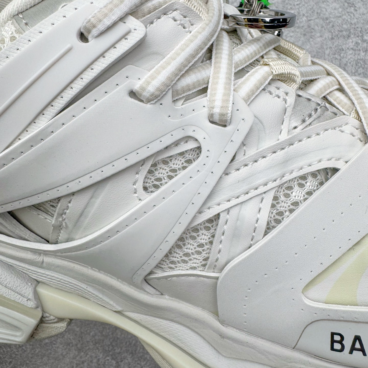 图片[17]-＃VG零售版 BALENCIAGA Track 巴黎世家复古老爹鞋 全套原纸板楦头开发 最原汁原味的灵魂版型 全鞋荧光划线卡点 胶水把控整洁度追求极致完美 每一双都是工艺品 多重QC质检 超越公司货的品控标准 实实在在的免检产品 原盒原配 正确字体电绣 粗细、位置、大小正确 侧边TPU 透气孔匹配意产原版 正确气垫分离大底 TPU软底 原版一致大底LOGO 立体感十足 原厂皮料水洗做旧 采购原厂网纱 该款鞋采用网眼布和尼龙制成 不含皮革 鞋舌饰有Track.2橡胶品牌标识 外侧饰有橡胶品牌标识 泡沫后帮压印品牌标识 外底正面压印BB标识 由176块饰片拼接而成的铰接式鞋面 侧面配金属质感网眼布 内面配有额外金属光泽饰件 包含1副鞋带和1副备用鞋带 后帮配有拉环鞋提 动态鞋底设计 为双脚带来后续的助力 正常尺码 尺码：35 36 37 38 39 40 41 42 43 44 45 46-选品中心