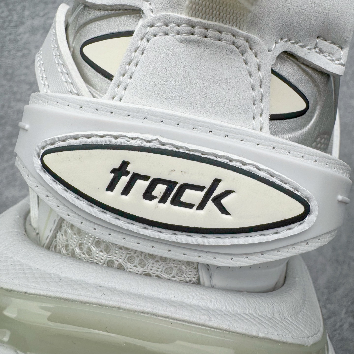 图片[15]-＃VG零售版 BALENCIAGA Track 巴黎世家复古老爹鞋 全套原纸板楦头开发 最原汁原味的灵魂版型 全鞋荧光划线卡点 胶水把控整洁度追求极致完美 每一双都是工艺品 多重QC质检 超越公司货的品控标准 实实在在的免检产品 原盒原配 正确字体电绣 粗细、位置、大小正确 侧边TPU 透气孔匹配意产原版 正确气垫分离大底 TPU软底 原版一致大底LOGO 立体感十足 原厂皮料水洗做旧 采购原厂网纱 该款鞋采用网眼布和尼龙制成 不含皮革 鞋舌饰有Track.2橡胶品牌标识 外侧饰有橡胶品牌标识 泡沫后帮压印品牌标识 外底正面压印BB标识 由176块饰片拼接而成的铰接式鞋面 侧面配金属质感网眼布 内面配有额外金属光泽饰件 包含1副鞋带和1副备用鞋带 后帮配有拉环鞋提 动态鞋底设计 为双脚带来后续的助力 正常尺码 尺码：35 36 37 38 39 40 41 42 43 44 45 46-选品中心