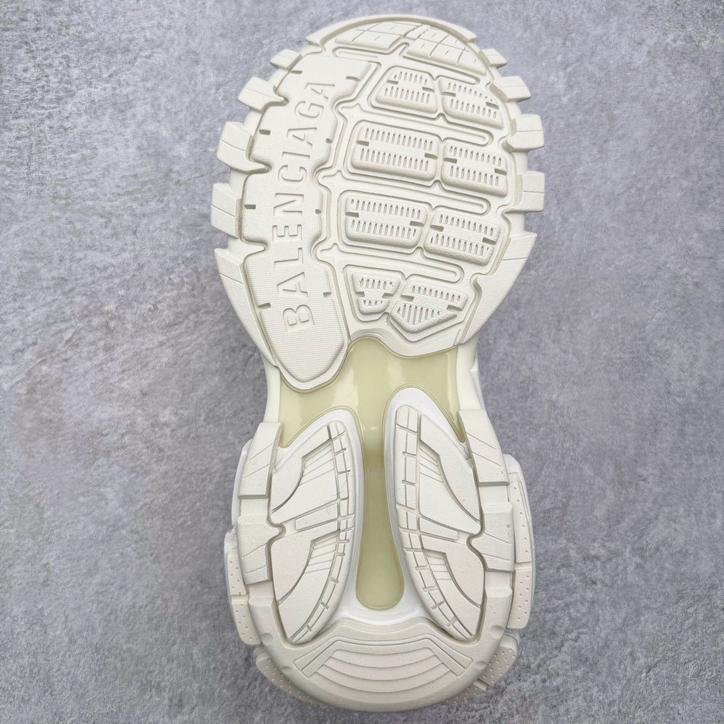 图片[9]-＃VG零售版 BALENCIAGA Track 巴黎世家复古老爹鞋 全套原纸板楦头开发 最原汁原味的灵魂版型 全鞋荧光划线卡点 胶水把控整洁度追求极致完美 每一双都是工艺品 多重QC质检 超越公司货的品控标准 实实在在的免检产品 原盒原配 正确字体电绣 粗细、位置、大小正确 侧边TPU 透气孔匹配意产原版 正确气垫分离大底 TPU软底 原版一致大底LOGO 立体感十足 原厂皮料水洗做旧 采购原厂网纱 该款鞋采用网眼布和尼龙制成 不含皮革 鞋舌饰有Track.2橡胶品牌标识 外侧饰有橡胶品牌标识 泡沫后帮压印品牌标识 外底正面压印BB标识 由176块饰片拼接而成的铰接式鞋面 侧面配金属质感网眼布 内面配有额外金属光泽饰件 包含1副鞋带和1副备用鞋带 后帮配有拉环鞋提 动态鞋底设计 为双脚带来后续的助力 正常尺码 尺码：35 36 37 38 39 40 41 42 43 44 45 46-选品中心