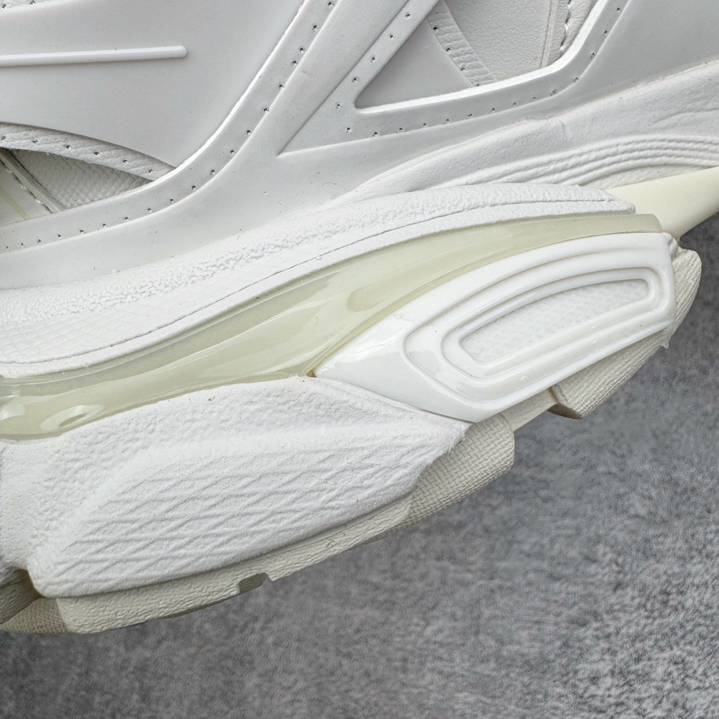 图片[16]-＃VG零售版 BALENCIAGA Track 巴黎世家复古老爹鞋 全套原纸板楦头开发 最原汁原味的灵魂版型 全鞋荧光划线卡点 胶水把控整洁度追求极致完美 每一双都是工艺品 多重QC质检 超越公司货的品控标准 实实在在的免检产品 原盒原配 正确字体电绣 粗细、位置、大小正确 侧边TPU 透气孔匹配意产原版 正确气垫分离大底 TPU软底 原版一致大底LOGO 立体感十足 原厂皮料水洗做旧 采购原厂网纱 该款鞋采用网眼布和尼龙制成 不含皮革 鞋舌饰有Track.2橡胶品牌标识 外侧饰有橡胶品牌标识 泡沫后帮压印品牌标识 外底正面压印BB标识 由176块饰片拼接而成的铰接式鞋面 侧面配金属质感网眼布 内面配有额外金属光泽饰件 包含1副鞋带和1副备用鞋带 后帮配有拉环鞋提 动态鞋底设计 为双脚带来后续的助力 正常尺码 尺码：35 36 37 38 39 40 41 42 43 44 45 46-选品中心