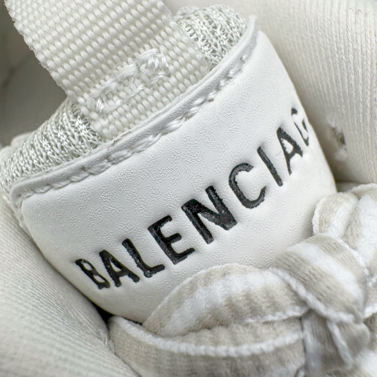 图片[12]-＃VG零售版 BALENCIAGA Track 巴黎世家复古老爹鞋 全套原纸板楦头开发 最原汁原味的灵魂版型 全鞋荧光划线卡点 胶水把控整洁度追求极致完美 每一双都是工艺品 多重QC质检 超越公司货的品控标准 实实在在的免检产品 原盒原配 正确字体电绣 粗细、位置、大小正确 侧边TPU 透气孔匹配意产原版 正确气垫分离大底 TPU软底 原版一致大底LOGO 立体感十足 原厂皮料水洗做旧 采购原厂网纱 该款鞋采用网眼布和尼龙制成 不含皮革 鞋舌饰有Track.2橡胶品牌标识 外侧饰有橡胶品牌标识 泡沫后帮压印品牌标识 外底正面压印BB标识 由176块饰片拼接而成的铰接式鞋面 侧面配金属质感网眼布 内面配有额外金属光泽饰件 包含1副鞋带和1副备用鞋带 后帮配有拉环鞋提 动态鞋底设计 为双脚带来后续的助力 正常尺码 尺码：35 36 37 38 39 40 41 42 43 44 45 46-选品中心