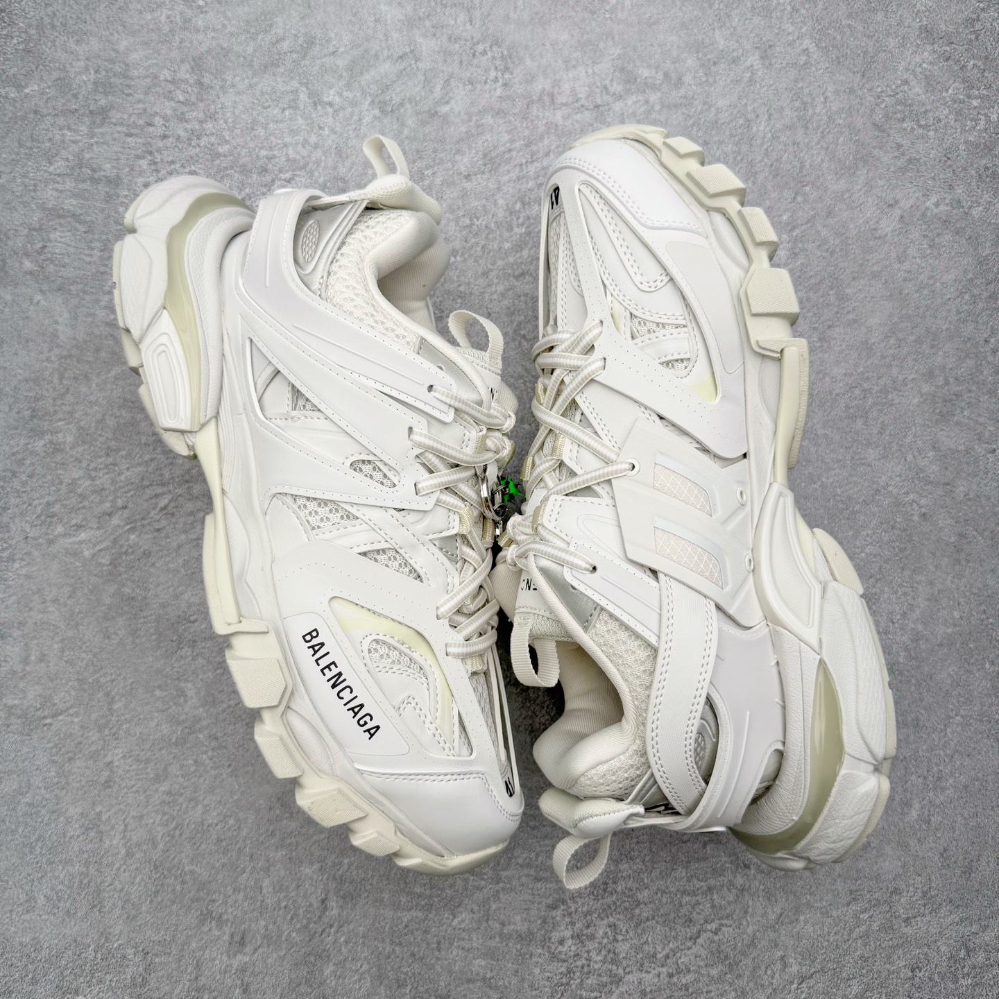 图片[3]-＃VG零售版 BALENCIAGA Track 巴黎世家复古老爹鞋 全套原纸板楦头开发 最原汁原味的灵魂版型 全鞋荧光划线卡点 胶水把控整洁度追求极致完美 每一双都是工艺品 多重QC质检 超越公司货的品控标准 实实在在的免检产品 原盒原配 正确字体电绣 粗细、位置、大小正确 侧边TPU 透气孔匹配意产原版 正确气垫分离大底 TPU软底 原版一致大底LOGO 立体感十足 原厂皮料水洗做旧 采购原厂网纱 该款鞋采用网眼布和尼龙制成 不含皮革 鞋舌饰有Track.2橡胶品牌标识 外侧饰有橡胶品牌标识 泡沫后帮压印品牌标识 外底正面压印BB标识 由176块饰片拼接而成的铰接式鞋面 侧面配金属质感网眼布 内面配有额外金属光泽饰件 包含1副鞋带和1副备用鞋带 后帮配有拉环鞋提 动态鞋底设计 为双脚带来后续的助力 正常尺码 尺码：35 36 37 38 39 40 41 42 43 44 45 46-选品中心