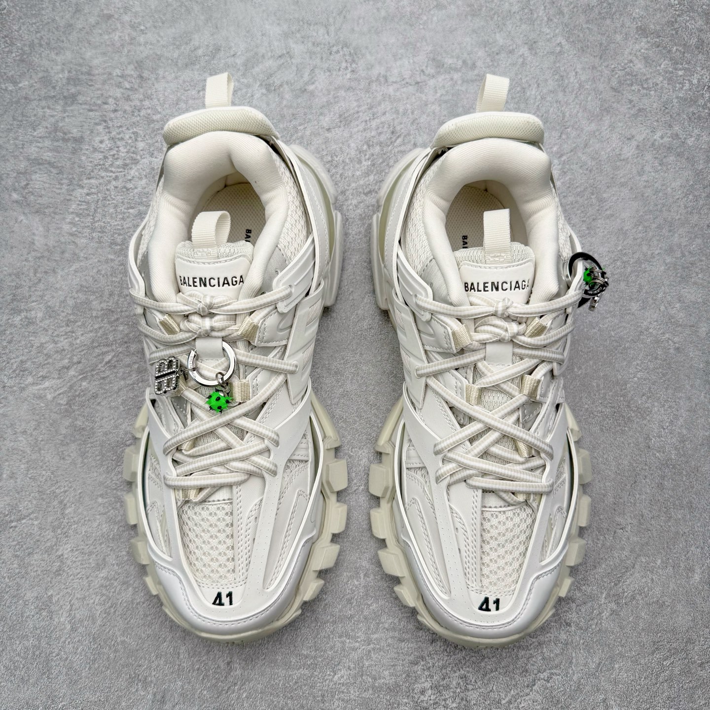 图片[2]-＃VG零售版 BALENCIAGA Track 巴黎世家复古老爹鞋 全套原纸板楦头开发 最原汁原味的灵魂版型 全鞋荧光划线卡点 胶水把控整洁度追求极致完美 每一双都是工艺品 多重QC质检 超越公司货的品控标准 实实在在的免检产品 原盒原配 正确字体电绣 粗细、位置、大小正确 侧边TPU 透气孔匹配意产原版 正确气垫分离大底 TPU软底 原版一致大底LOGO 立体感十足 原厂皮料水洗做旧 采购原厂网纱 该款鞋采用网眼布和尼龙制成 不含皮革 鞋舌饰有Track.2橡胶品牌标识 外侧饰有橡胶品牌标识 泡沫后帮压印品牌标识 外底正面压印BB标识 由176块饰片拼接而成的铰接式鞋面 侧面配金属质感网眼布 内面配有额外金属光泽饰件 包含1副鞋带和1副备用鞋带 后帮配有拉环鞋提 动态鞋底设计 为双脚带来后续的助力 正常尺码 尺码：35 36 37 38 39 40 41 42 43 44 45 46-选品中心