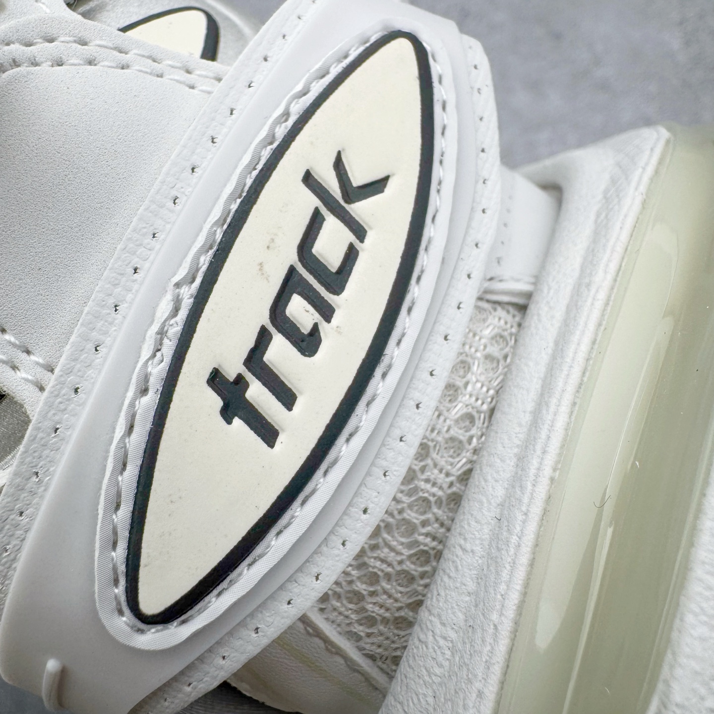 图片[10]-＃VG零售版 BALENCIAGA Track 巴黎世家复古老爹鞋 全套原纸板楦头开发 最原汁原味的灵魂版型 全鞋荧光划线卡点 胶水把控整洁度追求极致完美 每一双都是工艺品 多重QC质检 超越公司货的品控标准 实实在在的免检产品 原盒原配 正确字体电绣 粗细、位置、大小正确 侧边TPU 透气孔匹配意产原版 正确气垫分离大底 TPU软底 原版一致大底LOGO 立体感十足 原厂皮料水洗做旧 采购原厂网纱 该款鞋采用网眼布和尼龙制成 不含皮革 鞋舌饰有Track.2橡胶品牌标识 外侧饰有橡胶品牌标识 泡沫后帮压印品牌标识 外底正面压印BB标识 由176块饰片拼接而成的铰接式鞋面 侧面配金属质感网眼布 内面配有额外金属光泽饰件 包含1副鞋带和1副备用鞋带 后帮配有拉环鞋提 动态鞋底设计 为双脚带来后续的助力 正常尺码 尺码：35 36 37 38 39 40 41 42 43 44 45 46-选品中心