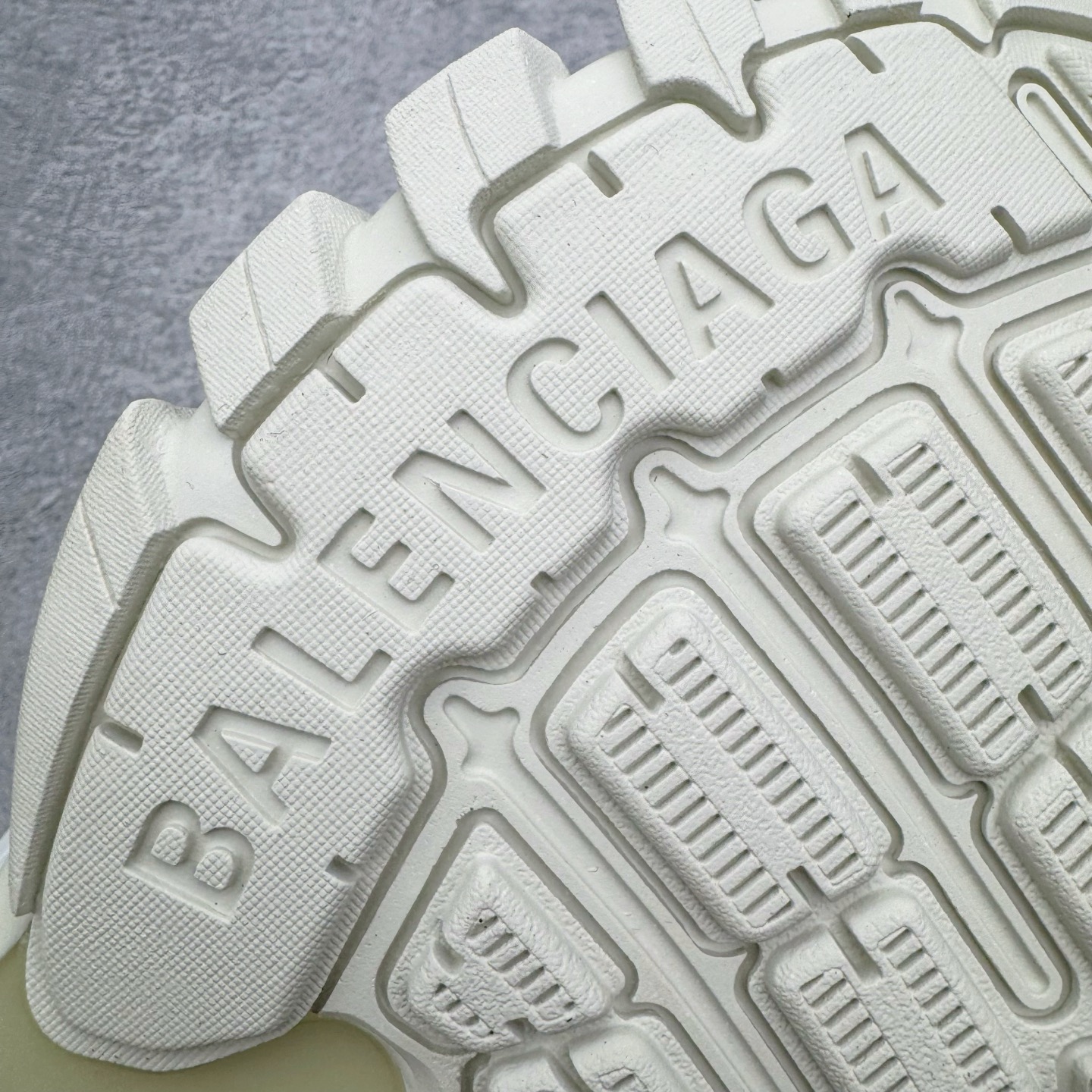 图片[20]-＃VG零售版 BALENCIAGA Track 巴黎世家复古老爹鞋 全套原纸板楦头开发 最原汁原味的灵魂版型 全鞋荧光划线卡点 胶水把控整洁度追求极致完美 每一双都是工艺品 多重QC质检 超越公司货的品控标准 实实在在的免检产品 原盒原配 正确字体电绣 粗细、位置、大小正确 侧边TPU 透气孔匹配意产原版 正确气垫分离大底 TPU软底 原版一致大底LOGO 立体感十足 原厂皮料水洗做旧 采购原厂网纱 该款鞋采用网眼布和尼龙制成 不含皮革 鞋舌饰有Track.2橡胶品牌标识 外侧饰有橡胶品牌标识 泡沫后帮压印品牌标识 外底正面压印BB标识 由176块饰片拼接而成的铰接式鞋面 侧面配金属质感网眼布 内面配有额外金属光泽饰件 包含1副鞋带和1副备用鞋带 后帮配有拉环鞋提 动态鞋底设计 为双脚带来后续的助力 正常尺码 尺码：35 36 37 38 39 40 41 42 43 44 45 46-选品中心