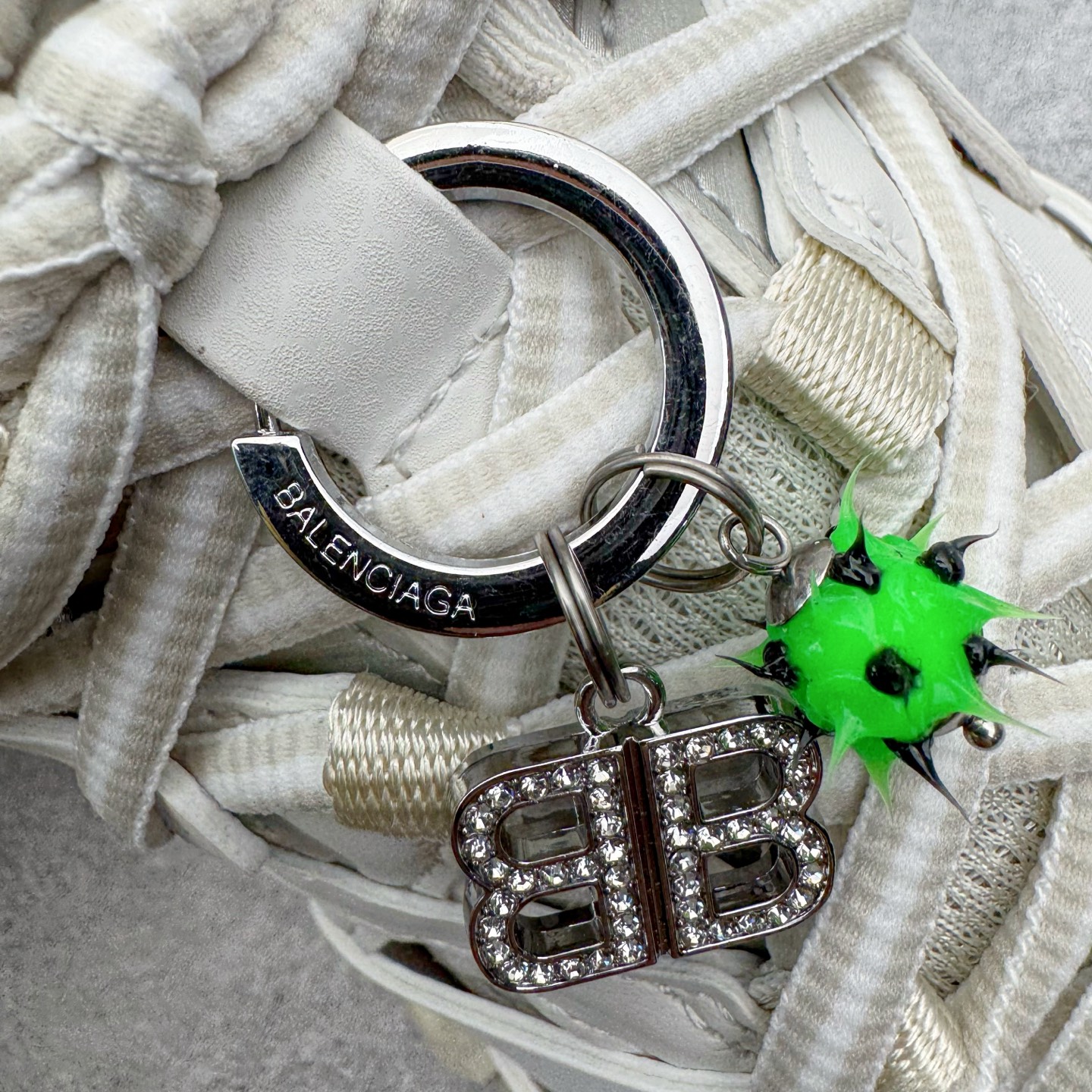 图片[13]-＃VG零售版 BALENCIAGA Track 巴黎世家复古老爹鞋 全套原纸板楦头开发 最原汁原味的灵魂版型 全鞋荧光划线卡点 胶水把控整洁度追求极致完美 每一双都是工艺品 多重QC质检 超越公司货的品控标准 实实在在的免检产品 原盒原配 正确字体电绣 粗细、位置、大小正确 侧边TPU 透气孔匹配意产原版 正确气垫分离大底 TPU软底 原版一致大底LOGO 立体感十足 原厂皮料水洗做旧 采购原厂网纱 该款鞋采用网眼布和尼龙制成 不含皮革 鞋舌饰有Track.2橡胶品牌标识 外侧饰有橡胶品牌标识 泡沫后帮压印品牌标识 外底正面压印BB标识 由176块饰片拼接而成的铰接式鞋面 侧面配金属质感网眼布 内面配有额外金属光泽饰件 包含1副鞋带和1副备用鞋带 后帮配有拉环鞋提 动态鞋底设计 为双脚带来后续的助力 正常尺码 尺码：35 36 37 38 39 40 41 42 43 44 45 46-选品中心