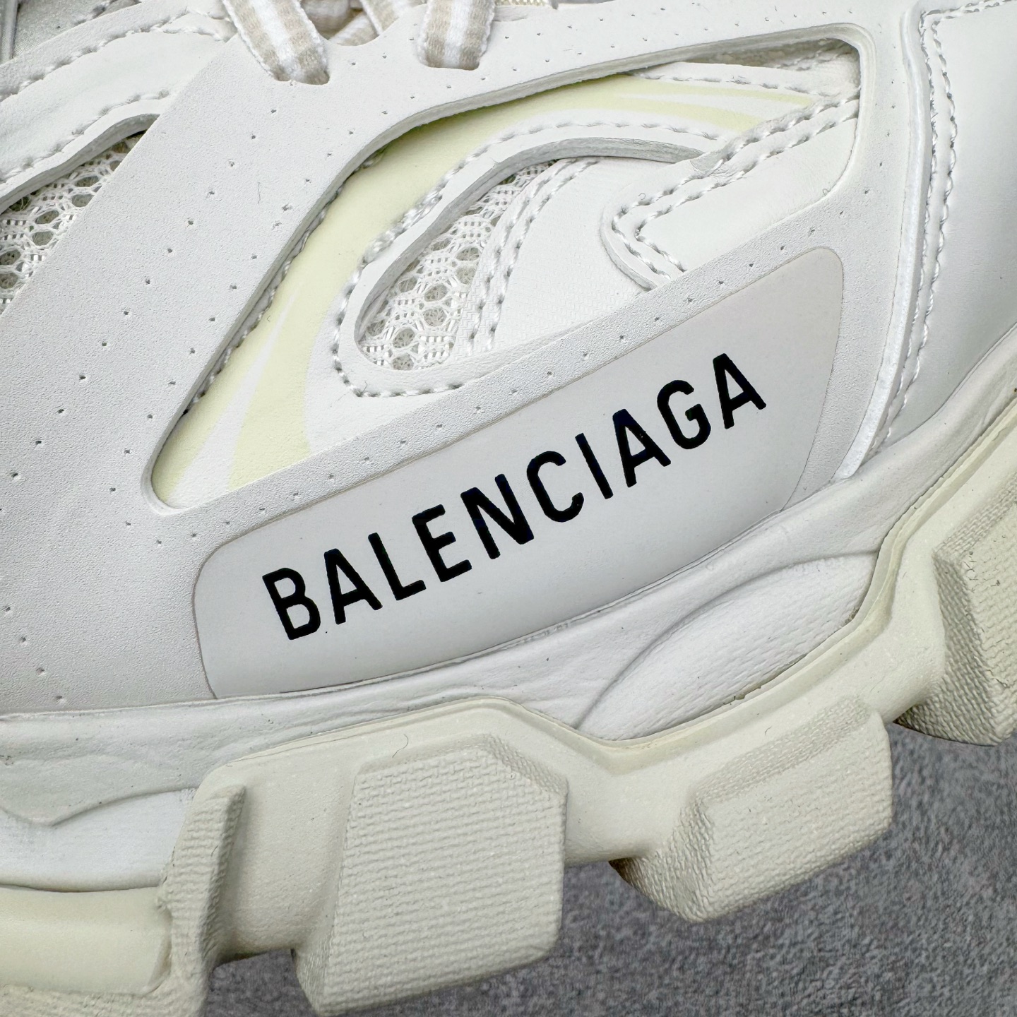 图片[18]-＃VG零售版 BALENCIAGA Track 巴黎世家复古老爹鞋 全套原纸板楦头开发 最原汁原味的灵魂版型 全鞋荧光划线卡点 胶水把控整洁度追求极致完美 每一双都是工艺品 多重QC质检 超越公司货的品控标准 实实在在的免检产品 原盒原配 正确字体电绣 粗细、位置、大小正确 侧边TPU 透气孔匹配意产原版 正确气垫分离大底 TPU软底 原版一致大底LOGO 立体感十足 原厂皮料水洗做旧 采购原厂网纱 该款鞋采用网眼布和尼龙制成 不含皮革 鞋舌饰有Track.2橡胶品牌标识 外侧饰有橡胶品牌标识 泡沫后帮压印品牌标识 外底正面压印BB标识 由176块饰片拼接而成的铰接式鞋面 侧面配金属质感网眼布 内面配有额外金属光泽饰件 包含1副鞋带和1副备用鞋带 后帮配有拉环鞋提 动态鞋底设计 为双脚带来后续的助力 正常尺码 尺码：35 36 37 38 39 40 41 42 43 44 45 46-选品中心