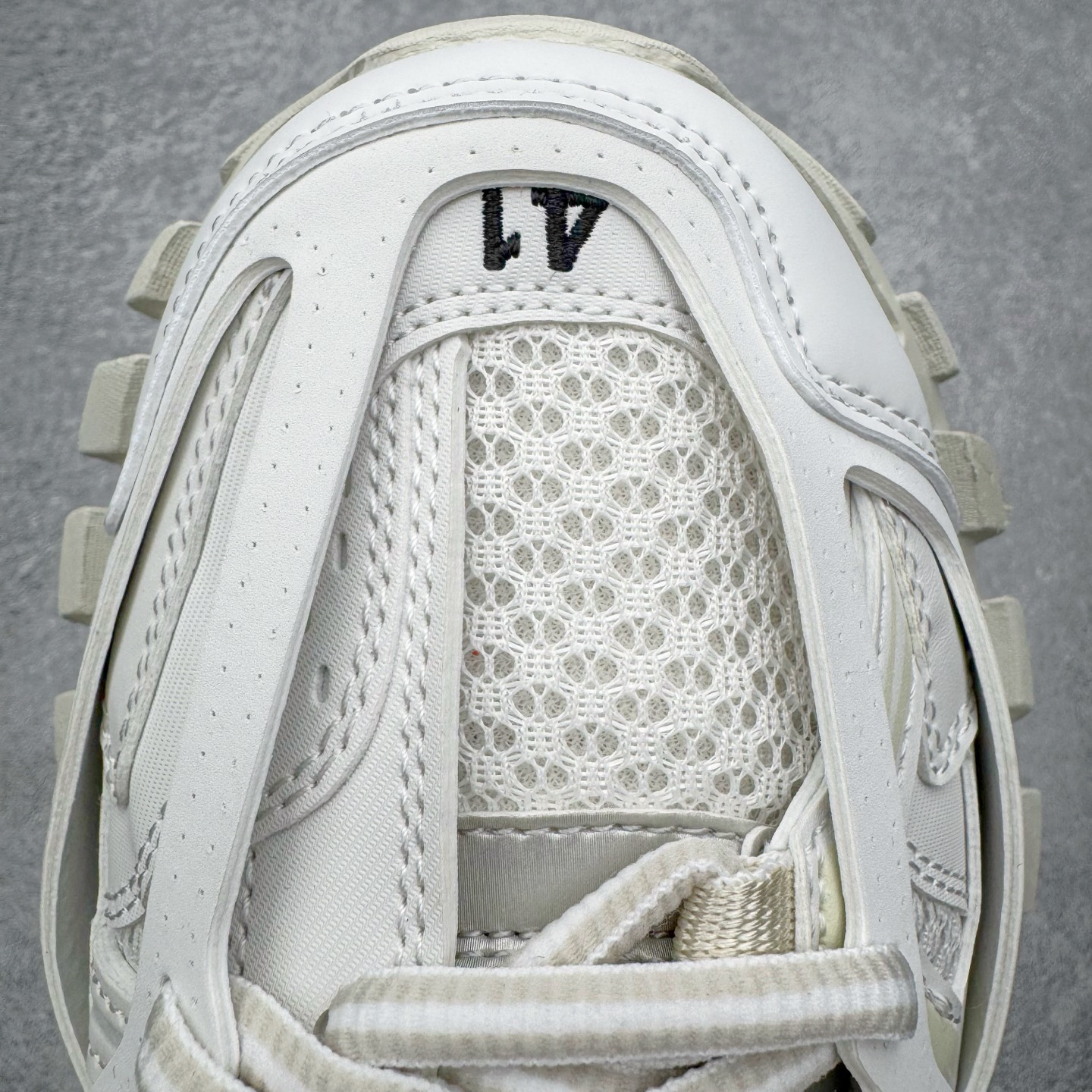 图片[14]-＃VG零售版 BALENCIAGA Track 巴黎世家复古老爹鞋 全套原纸板楦头开发 最原汁原味的灵魂版型 全鞋荧光划线卡点 胶水把控整洁度追求极致完美 每一双都是工艺品 多重QC质检 超越公司货的品控标准 实实在在的免检产品 原盒原配 正确字体电绣 粗细、位置、大小正确 侧边TPU 透气孔匹配意产原版 正确气垫分离大底 TPU软底 原版一致大底LOGO 立体感十足 原厂皮料水洗做旧 采购原厂网纱 该款鞋采用网眼布和尼龙制成 不含皮革 鞋舌饰有Track.2橡胶品牌标识 外侧饰有橡胶品牌标识 泡沫后帮压印品牌标识 外底正面压印BB标识 由176块饰片拼接而成的铰接式鞋面 侧面配金属质感网眼布 内面配有额外金属光泽饰件 包含1副鞋带和1副备用鞋带 后帮配有拉环鞋提 动态鞋底设计 为双脚带来后续的助力 正常尺码 尺码：35 36 37 38 39 40 41 42 43 44 45 46-选品中心