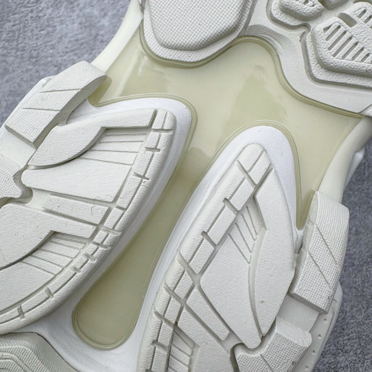 图片[19]-＃VG零售版 BALENCIAGA Track 巴黎世家复古老爹鞋 全套原纸板楦头开发 最原汁原味的灵魂版型 全鞋荧光划线卡点 胶水把控整洁度追求极致完美 每一双都是工艺品 多重QC质检 超越公司货的品控标准 实实在在的免检产品 原盒原配 正确字体电绣 粗细、位置、大小正确 侧边TPU 透气孔匹配意产原版 正确气垫分离大底 TPU软底 原版一致大底LOGO 立体感十足 原厂皮料水洗做旧 采购原厂网纱 该款鞋采用网眼布和尼龙制成 不含皮革 鞋舌饰有Track.2橡胶品牌标识 外侧饰有橡胶品牌标识 泡沫后帮压印品牌标识 外底正面压印BB标识 由176块饰片拼接而成的铰接式鞋面 侧面配金属质感网眼布 内面配有额外金属光泽饰件 包含1副鞋带和1副备用鞋带 后帮配有拉环鞋提 动态鞋底设计 为双脚带来后续的助力 正常尺码 尺码：35 36 37 38 39 40 41 42 43 44 45 46-选品中心