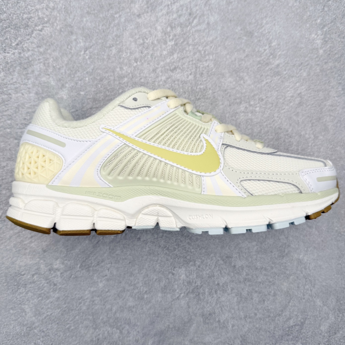 ＃纯原 NK Air Zoom Vomero 5 经典复古潮流运动跑鞋 FV3638-171 原装纸板楦头开发 独家私模八层组合大底 市场唯一正确版本 进口三文治网面 融蕴繁复设计风范和丰富层次感 缔造运动鞋佳选 助你轻松型出范 开辟独属于自己的路 鞋款采用多层设计 融入织物与合成材质 塑就本季出众鞋款 合成材质与织物组合鞋面 经久耐穿 后跟网眼拼接和透气孔设计 轻盈透气Zoom Air缓震配置提供出色回弹缓震性能 实现快速离地的出众脚感 巧糅科技感和低调设计 为鞋款注入反光细节 令你迈步间尽显闪耀魅力 结合中性色调 让你驾驭不同穿搭 打造非凡造型 尺码：36 36.5 37.5 38 38.5 39 40 40.5 41 42 42.5 43 44 44.5 45 46-选品中心