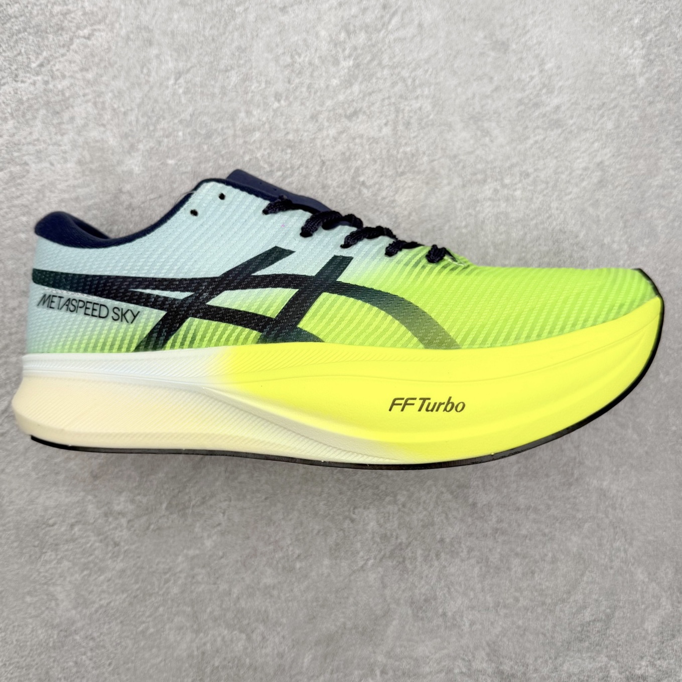 Asics Metaspeed Sky + 亚瑟士全面进化版竞速马拉松系列低帮轻量透气缓震休闲运动跑步鞋 这款Magic Speed跑鞋使用了亚瑟士的多项跑鞋科技，中底为2020年才出现在大众视野的FF Blast，这款中底为EVA和OBC混合发泡而来，相比之前的Flytefoam中底，这款材料在缓震和回弹性能上的表现更好，更加软弹。在中底前掌位置内嵌了不对称的碳板结构，这个碳板不是为了推进的目的，而是让前掌不要形变，维持前掌弧度，保证GuideSole科技在跑步过程中发挥作用。尺码：36 36.5 37.5 38 38.5 39 40 40.5 41 42 42.5 43 44 44.5 45-选品中心