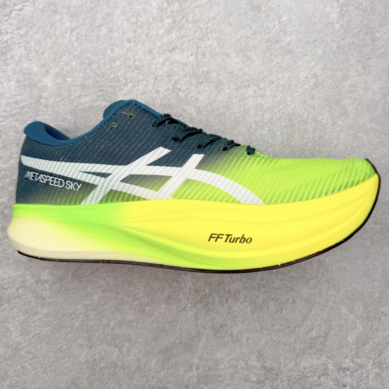 Asics Metaspeed Sky + 亚瑟士全面进化版竞速马拉松系列低帮轻量透气缓震休闲运动跑步鞋 这款Magic Speed跑鞋使用了亚瑟士的多项跑鞋科技，中底为2020年才出现在大众视野的FF Blast，这款中底为EVA和OBC混合发泡而来，相比之前的Flytefoam中底，这款材料在缓震和回弹性能上的表现更好，更加软弹。在中底前掌位置内嵌了不对称的碳板结构，这个碳板不是为了推进的目的，而是让前掌不要形变，维持前掌弧度，保证GuideSole科技在跑步过程中发挥作用。尺码：36 36.5 37.5 38 38.5 39 40 40.5 41 42 42.5 43 44 44.5 45-选品中心