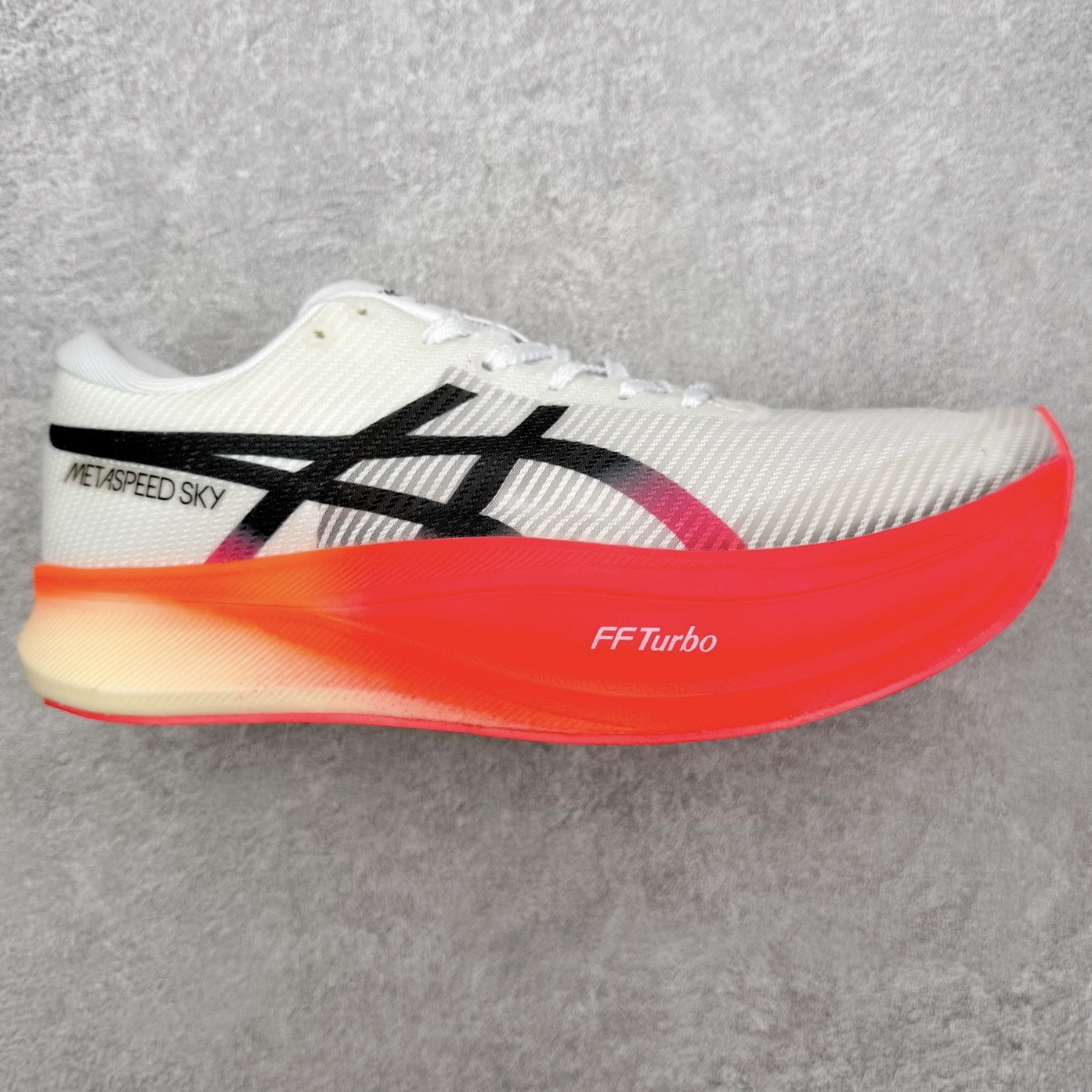 Asics Metaspeed Sky + 亚瑟士全面进化版竞速马拉松系列低帮轻量透气缓震休闲运动跑步鞋 这款Magic Speed跑鞋使用了亚瑟士的多项跑鞋科技，中底为2020年才出现在大众视野的FF Blast，这款中底为EVA和OBC混合发泡而来，相比之前的Flytefoam中底，这款材料在缓震和回弹性能上的表现更好，更加软弹。在中底前掌位置内嵌了不对称的碳板结构，这个碳板不是为了推进的目的，而是让前掌不要形变，维持前掌弧度，保证GuideSole科技在跑步过程中发挥作用。尺码：36 36.5 37.5 38 38.5 39 40 40.5 41 42 42.5 43 44 44.5 45-选品中心