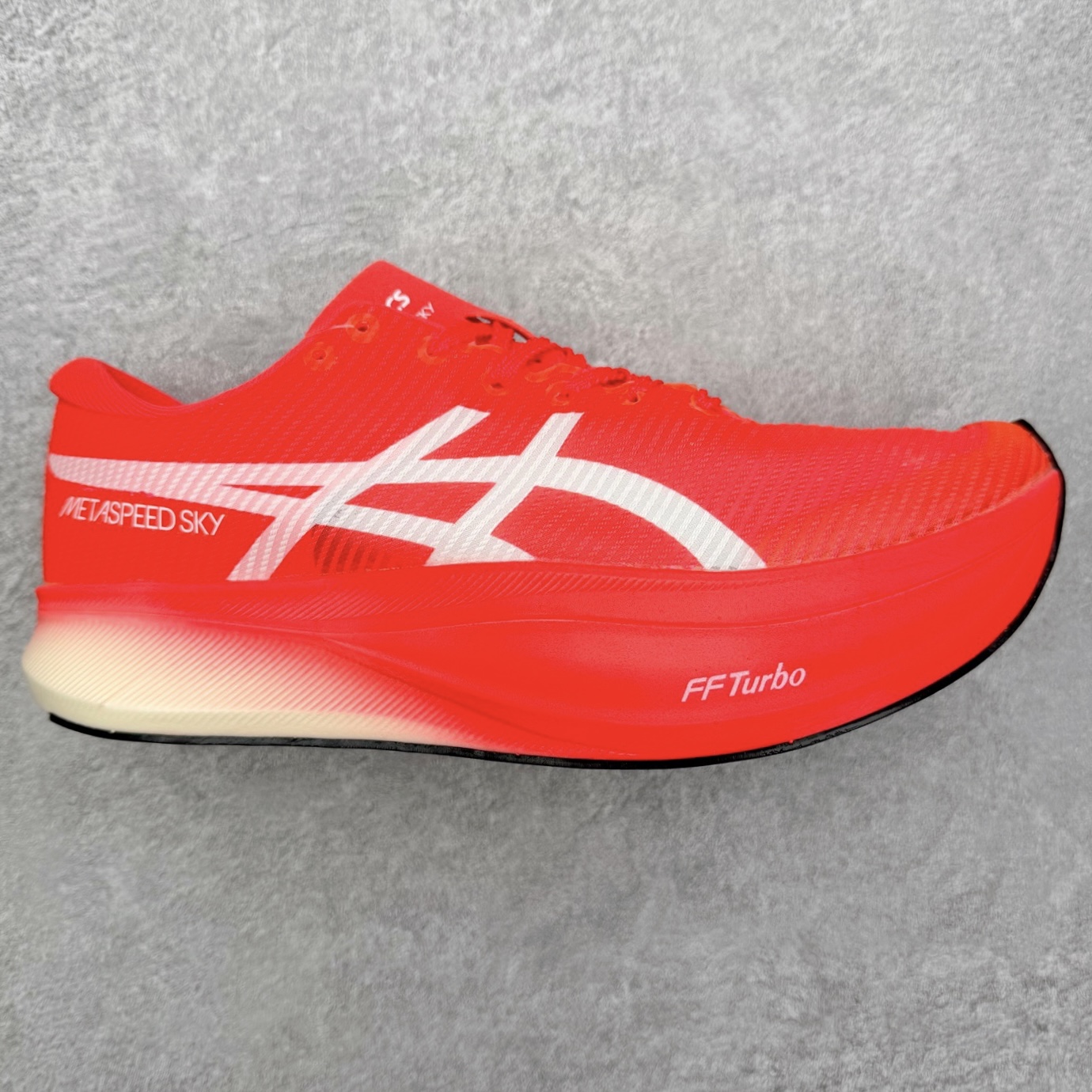 Asics Metaspeed Sky + 亚瑟士全面进化版竞速马拉松系列低帮轻量透气缓震休闲运动跑步鞋 这款Magic Speed跑鞋使用了亚瑟士的多项跑鞋科技，中底为2020年才出现在大众视野的FF Blast，这款中底为EVA和OBC混合发泡而来，相比之前的Flytefoam中底，这款材料在缓震和回弹性能上的表现更好，更加软弹。在中底前掌位置内嵌了不对称的碳板结构，这个碳板不是为了推进的目的，而是让前掌不要形变，维持前掌弧度，保证GuideSole科技在跑步过程中发挥作用。尺码：36 36.5 37.5 38 38.5 39 40 40.5 41 42 42.5 43 44 44.5 45-选品中心