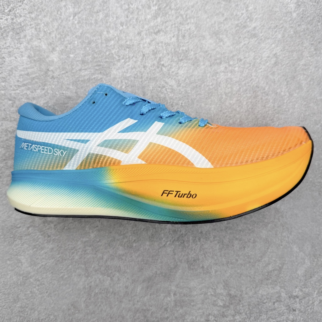 Asics Metaspeed Sky + 亚瑟士全面进化版竞速马拉松系列低帮轻量透气缓震休闲运动跑步鞋 这款Magic Speed跑鞋使用了亚瑟士的多项跑鞋科技，中底为2020年才出现在大众视野的FF Blast，这款中底为EVA和OBC混合发泡而来，相比之前的Flytefoam中底，这款材料在缓震和回弹性能上的表现更好，更加软弹。在中底前掌位置内嵌了不对称的碳板结构，这个碳板不是为了推进的目的，而是让前掌不要形变，维持前掌弧度，保证GuideSole科技在跑步过程中发挥作用。尺码：36 36.5 37.5 38 38.5 39 40 40.5 41 42 42.5 43 44 44.5 45-选品中心