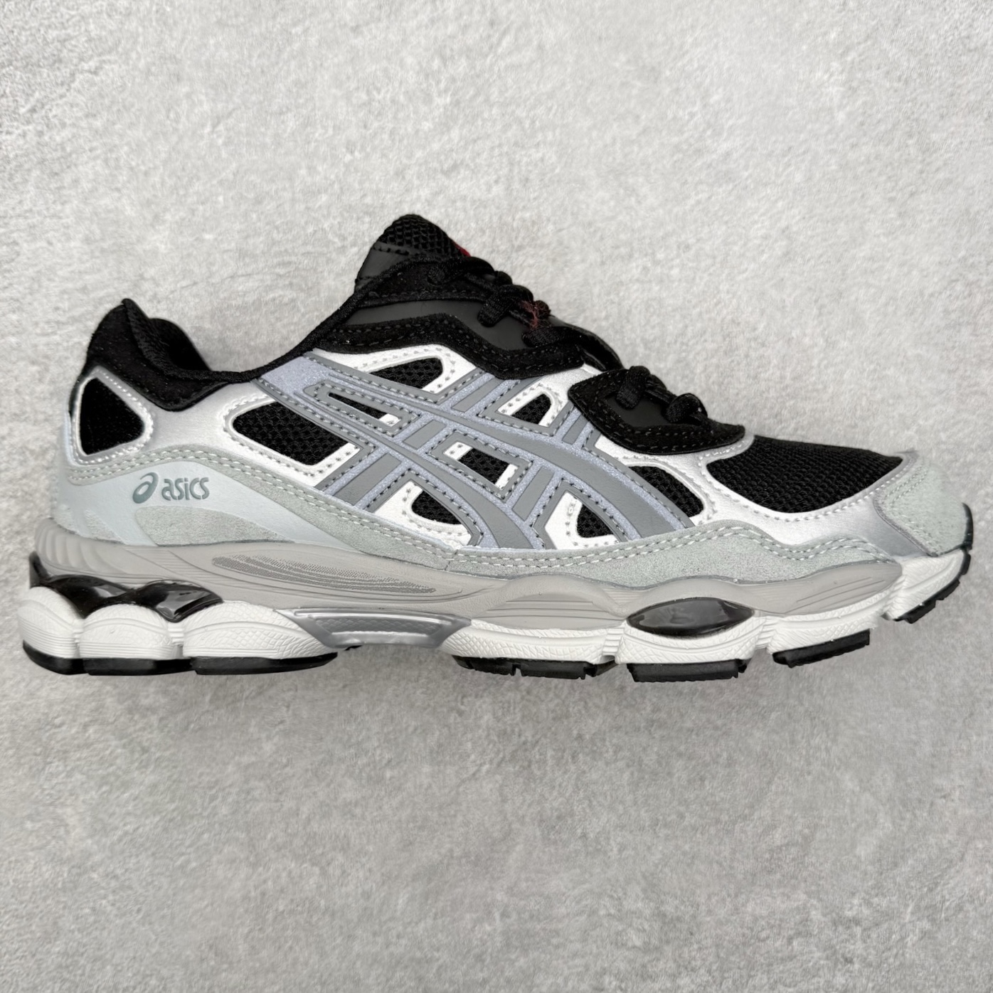 Asics GEL-NYC 亚瑟士防滑耐磨透气低帮运动休闲鞋 GEL-NYC™ 运动鞋的灵感源自传统和现代高性能跑步风格 其鞋面结构参考了 2000 年代初的 GEL-NIMBUS™ 3 鞋 并将其与 MC-PLUS V 设计中的各种装饰融为一体 该工装通过使用 GEL-CUMULUS® 16 鞋的工装系统来对比鞋面的复古风格 通过轻质泡沫和 GEL® 技术嵌入物的结合 这种中底结构有助于创造先进的脚底舒适度 尺码：36 37 37.5 38 39 40.5 41.5 42 42.5 43.5 44 45-选品中心