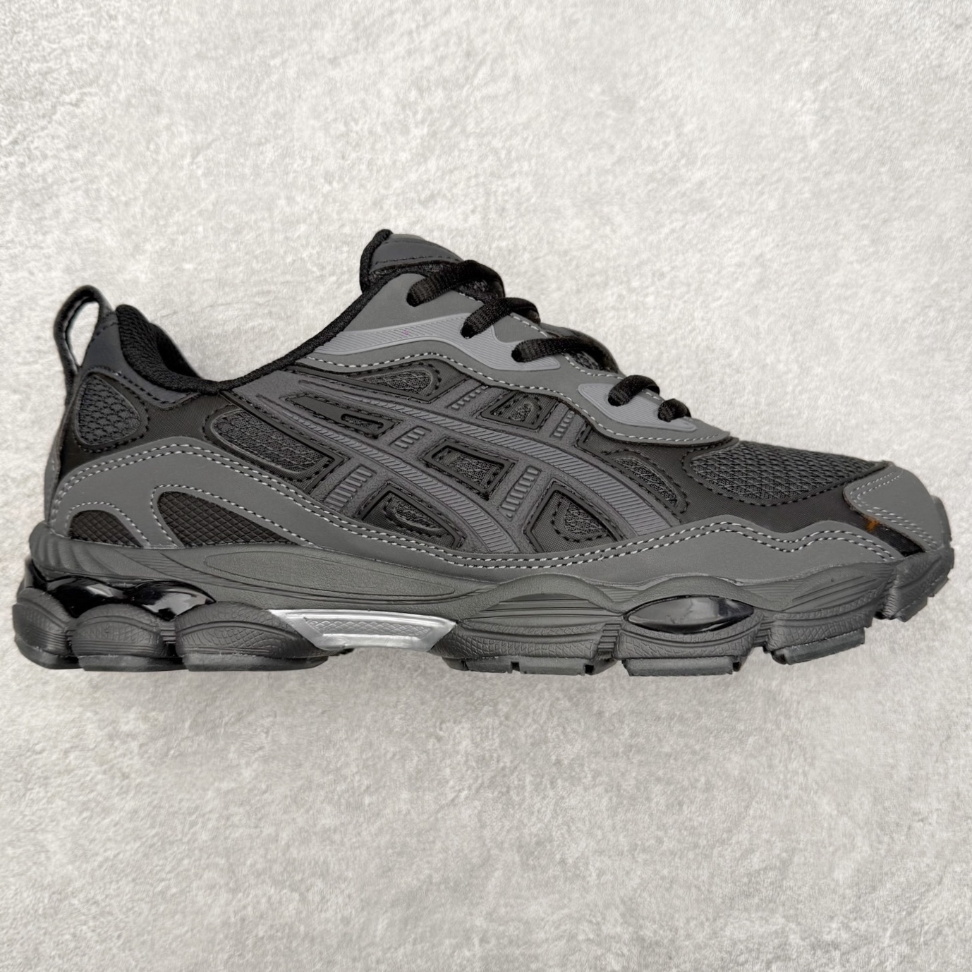 Asics GEL-NYC 亚瑟士防滑耐磨透气低帮运动休闲鞋 GEL-NYC™ 运动鞋的灵感源自传统和现代高性能跑步风格 其鞋面结构参考了 2000 年代初的 GEL-NIMBUS™ 3 鞋 并将其与 MC-PLUS V 设计中的各种装饰融为一体 该工装通过使用 GEL-CUMULUS® 16 鞋的工装系统来对比鞋面的复古风格 通过轻质泡沫和 GEL® 技术嵌入物的结合 这种中底结构有助于创造先进的脚底舒适度 尺码：36 37 37.5 38 39 40.5 41.5 42 42.5 43.5 44 45-选品中心