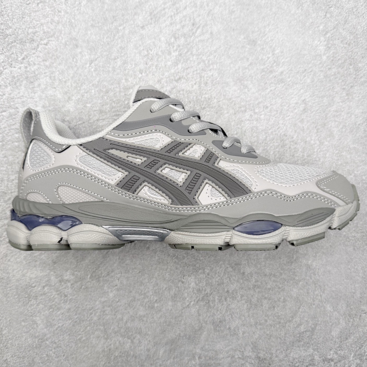 Asics GEL-NYC 亚瑟士防滑耐磨透气低帮运动休闲鞋 GEL-NYC™ 运动鞋的灵感源自传统和现代高性能跑步风格 其鞋面结构参考了 2000 年代初的 GEL-NIMBUS™ 3 鞋 并将其与 MC-PLUS V 设计中的各种装饰融为一体 该工装通过使用 GEL-CUMULUS® 16 鞋的工装系统来对比鞋面的复古风格 通过轻质泡沫和 GEL® 技术嵌入物的结合 这种中底结构有助于创造先进的脚底舒适度 尺码：36 37 37.5 38 39 40.5 41.5 42 42.5 43.5 44 45-选品中心