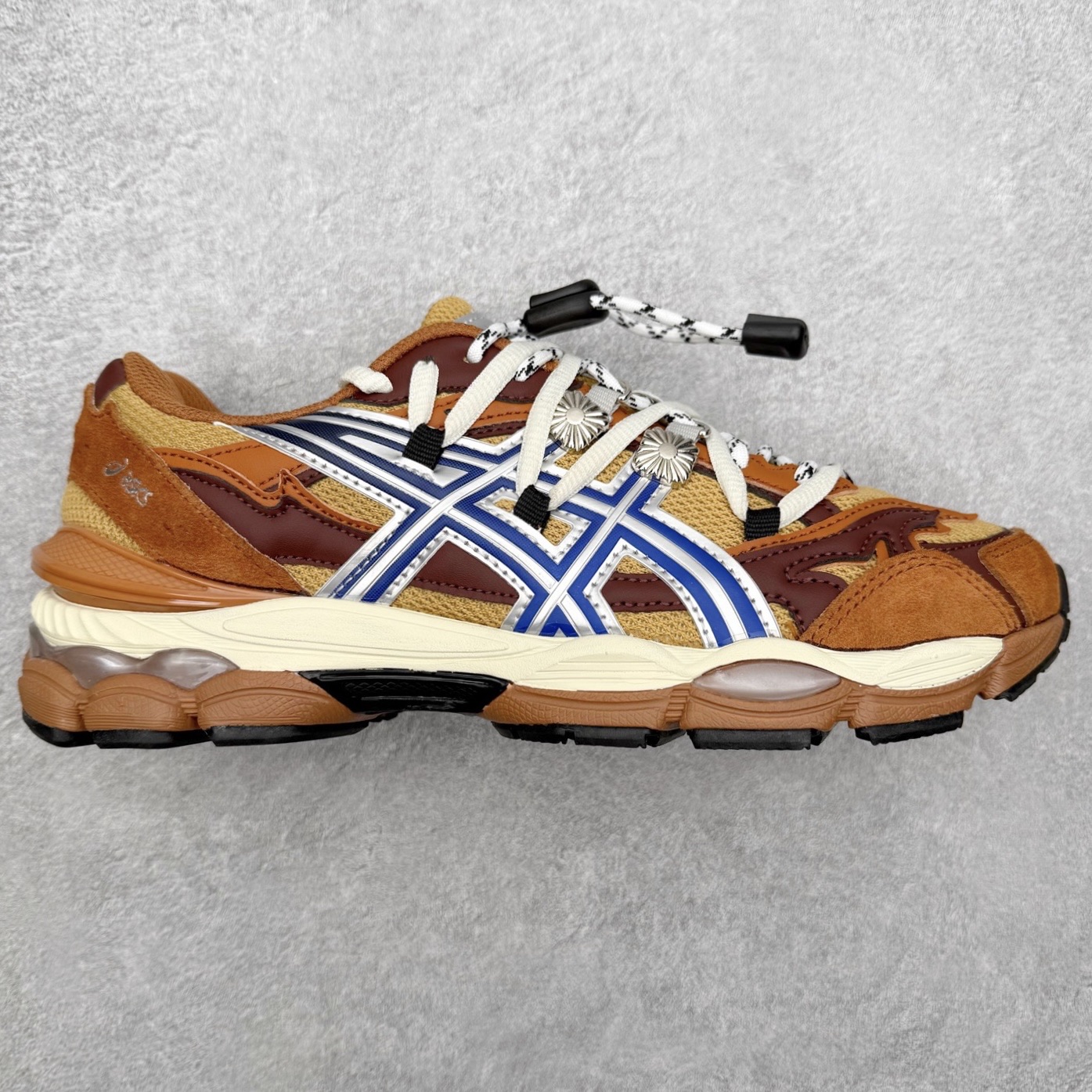 TOGA x ASICS Gel-Cumulus 16 TG 联名款舒适 低帮跑步鞋 男女同款 男女同款 ASICS（亚瑟士）是日本实业家鬼冢喜八郎创立的跑鞋运动品牌，名字想法源自著名的拉丁谚语“AnimaSana In Corpore Sano”，意为“健全的精神寓于强健的体魄”。正如其名字的含义，ASICS亚瑟士一直坚信保持身体的健康与活力是打造健康快乐的生活方式的最佳途径。亚瑟士的跑鞋、篮球鞋等系列集专业与美貌于一身，拥有极高的热度。2016年，ASICS在“2016年日本最佳全球品牌”排行榜名列第17名。尺码：36 37 37.5 38 39 39.5 40 40.5 41.5 42 42.5 43.5 44 45-选品中心