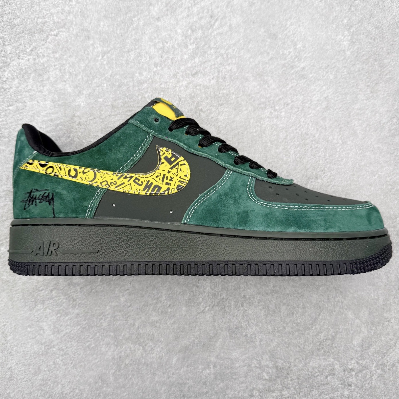 NK Air Force 1´07 Low 空军一号低帮百搭休闲运动板鞋 XL179-137 柔软、弹性十足的缓震性能和出色的中底设计 横跨复古与现代的外型结合 造就出风靡全球 三十多年的Force 1 直到今天还深受青睐 实拍调校N版已经零色差零失真 百分百还原实物色彩所见即所得 不存在货不对板色差等低级问题 选购参考实物拍摄 不混卖不参货 只用心做好货严格选品 承诺混一赔十 尺码：36 36.5 37.5 38 38.5 39 40 40.5 41 42 42.5 43 44 44.5 45-选品中心