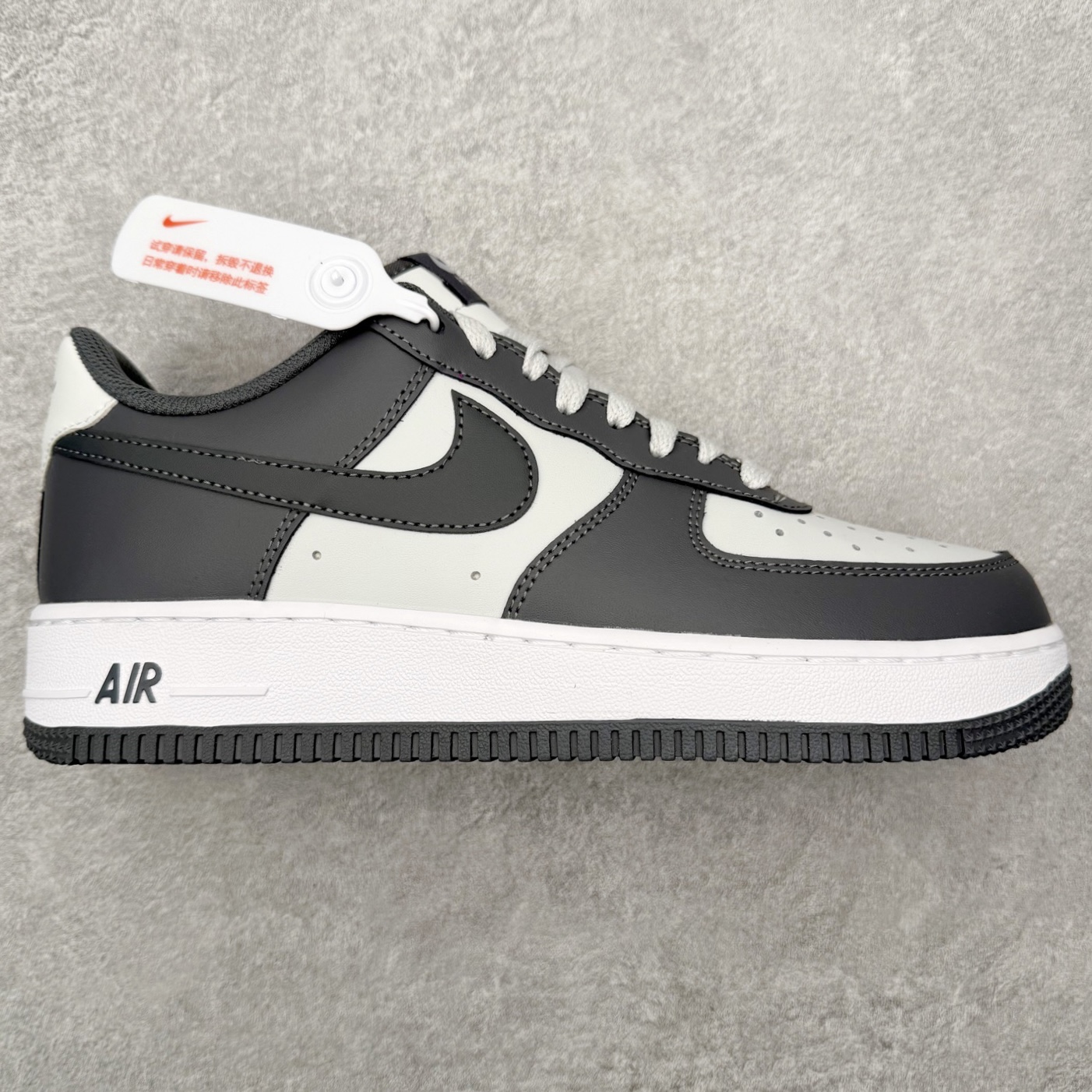 NK Air Force 1´07 Low 空军一号低帮百搭休闲运动板鞋 IQ9802-022 柔软、弹性十足的缓震性能和出色的中底设计 横跨复古与现代的外型结合 造就出风靡全球 三十多年的Force 1 直到今天还深受青睐 实拍调校N版已经零色差零失真 百分百还原实物色彩所见即所得 不存在货不对板色差等低级问题 选购参考实物拍摄 不混卖不参货 只用心做好货严格选品 承诺混一赔十 尺码：36 36.5 37.5 38 38.5 39 40 40.5 41 42 42.5 43 44 44.5 45-选品中心