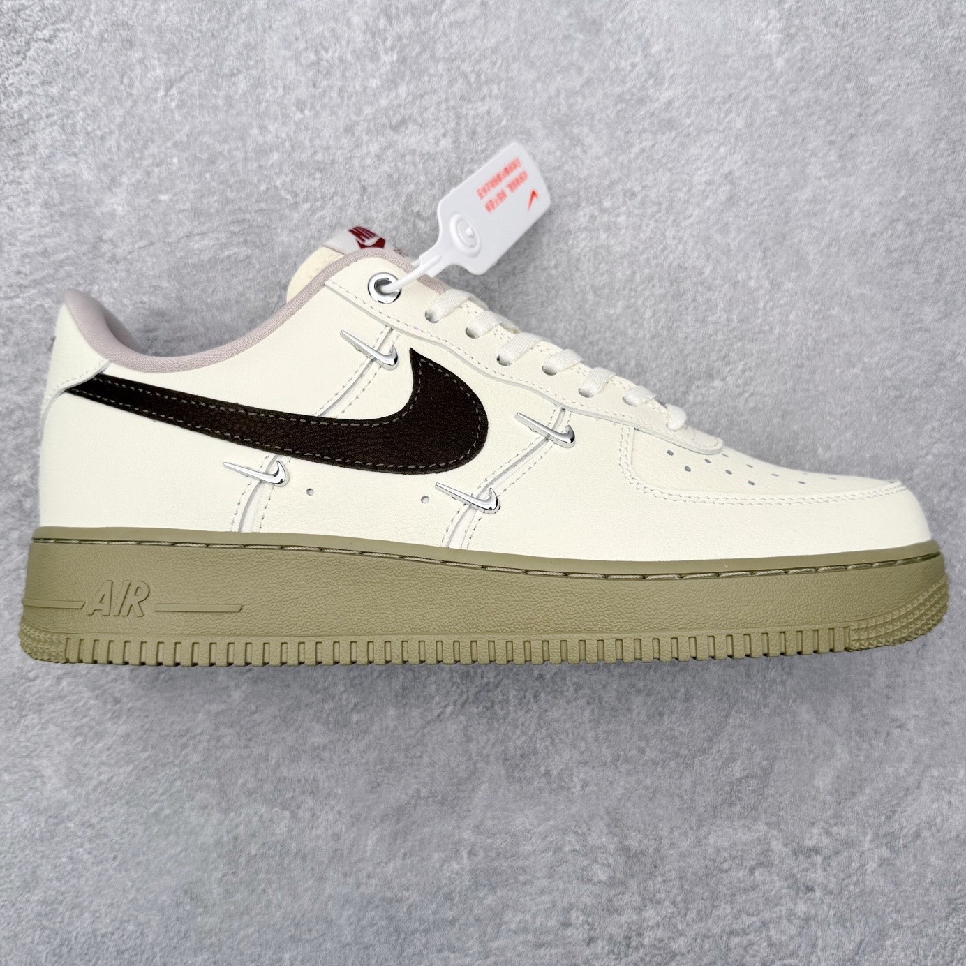 NK Air Force 1´07 Low 空军一号低帮百搭休闲运动板鞋 FZ4146-004 柔软、弹性十足的缓震性能和出色的中底设计 横跨复古与现代的外型结合 造就出风靡全球 三十多年的Force 1 直到今天还深受青睐 实拍调校N版已经零色差零失真 百分百还原实物色彩所见即所得 不存在货不对板色差等低级问题 选购参考实物拍摄 不混卖不参货 只用心做好货严格选品 承诺混一赔十 尺码：36 36.5 37.5 38 38.5 39 40 40.5 41 42 42.5 43 44 44.5 45-选品中心