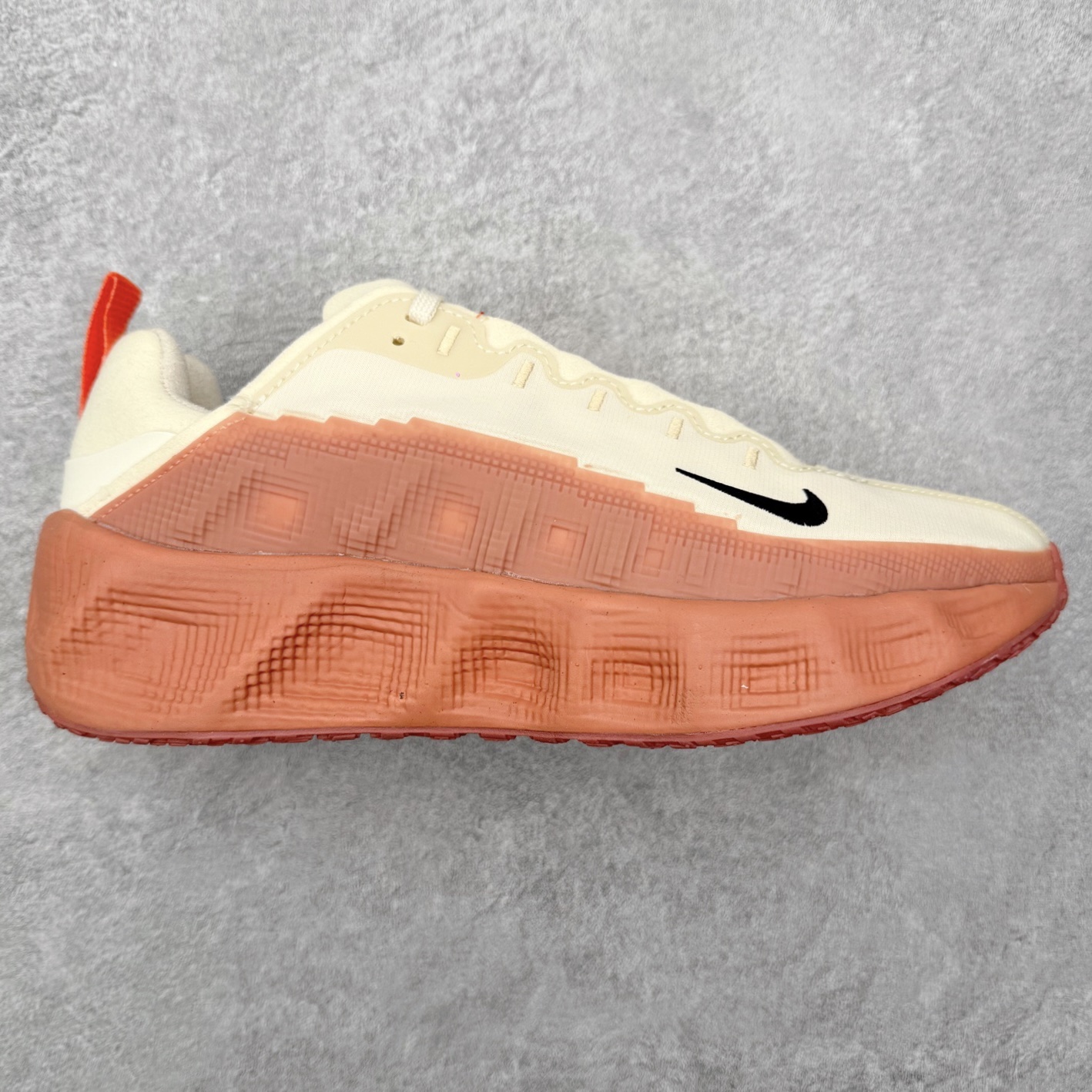 HYEIN SEO x NK Ava Rover 百搭舒适耐磨低帮跑步鞋 男女同款 流线型轮廓，通过轻薄物料鞋面结合 TPU 网格状支撑示人，增厚的中底材质选用 ReactX 加持，华夫外底收尾。鞋垫与后跟鞋提，克制点缀 Hyein Seo 字样。鞋垫与鞋提则采用菱形格纹的变化元素呈现。实拍调校N版已经零色差零失真 百分百还原实物色彩所见即所得 不存在货不对板色差等低级问题 选购参考实物拍摄 不混卖不参货 只用心做好货严格选品 承诺混一赔十 尺码：36 36.5 37.5 38 38.5 39 40 40.5 41 42 42.5 43 44 44.5 45-选品中心