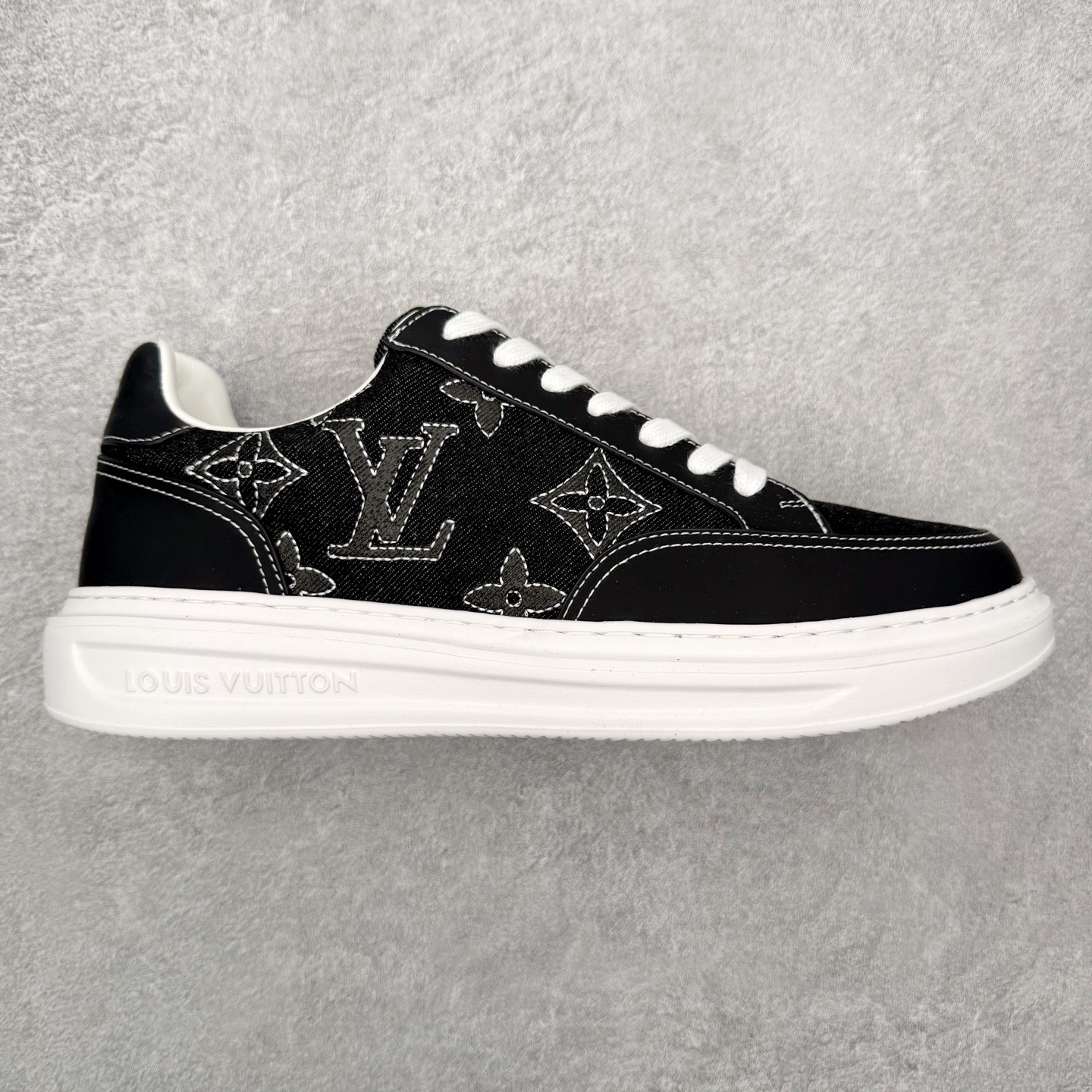 Louis Vuitton 路易威登 lv Time Out 低帮时尚运动板鞋 为舒软小牛皮革压印金属质感 Monogram 图案 再令 Louis 和vuitton 装饰点缀鞋带 与卢勒克斯金属线共同 释放莹泽光芒 搭配后部 Monogram帆布饰边和加厚胎面橡胶外底 鞋面胎牛皮和进口PVC制裁而成 高密度进口电脑车线工艺、经典LOGO跟PVC完美结合 原版大底开模 内里采用进口羊皮 超软皮内里+鞋垫 最新LV/路易威登 杨幂 关晓彤 官方等多明星网红同款 快手抖音等多平台热推 尺码：35 36 37 38 39 40 41 42 43 44-选品中心