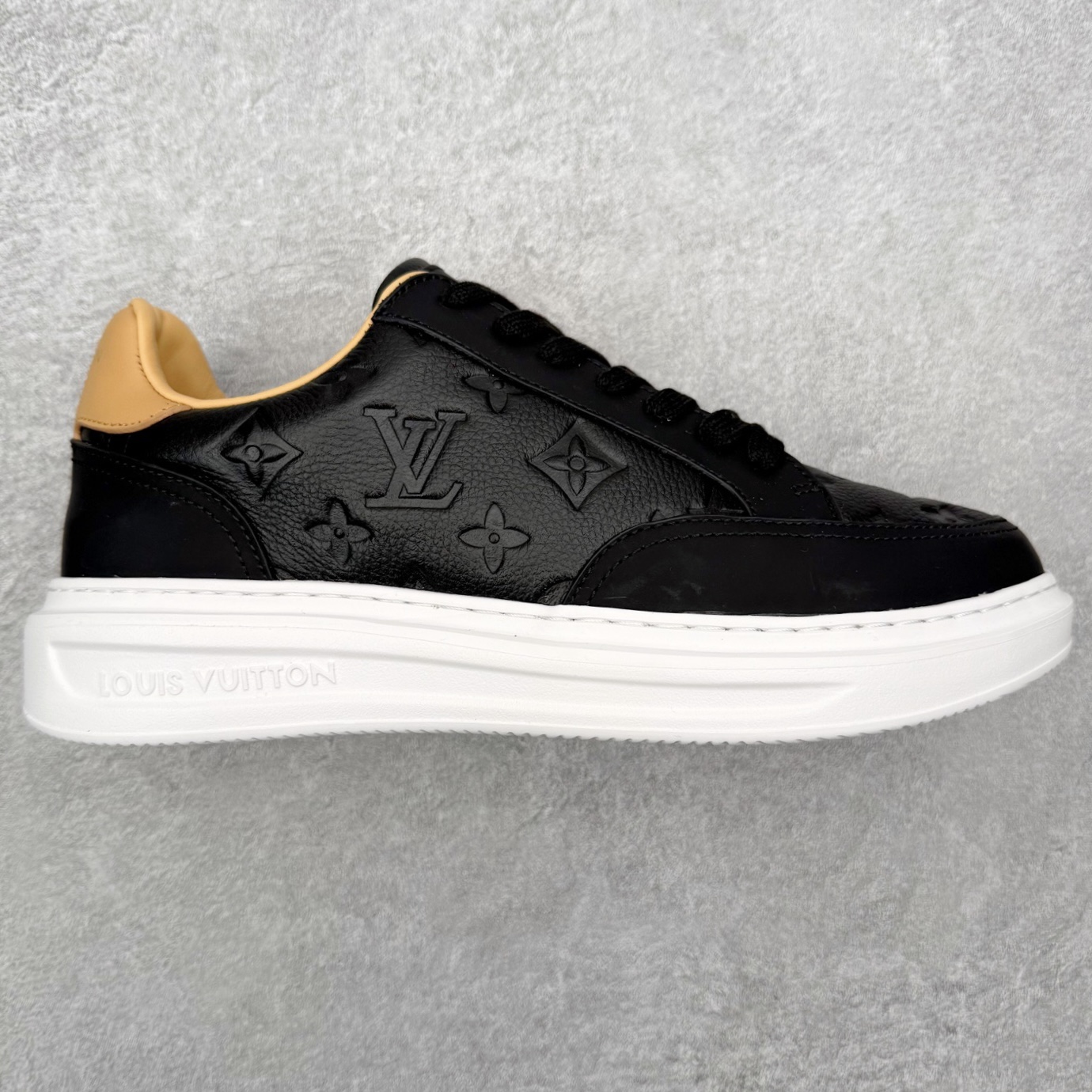 Louis Vuitton 路易威登 lv Time Out 低帮时尚运动板鞋 为舒软小牛皮革压印金属质感 Monogram 图案 再令 Louis 和vuitton 装饰点缀鞋带 与卢勒克斯金属线共同 释放莹泽光芒 搭配后部 Monogram帆布饰边和加厚胎面橡胶外底 鞋面胎牛皮和进口PVC制裁而成 高密度进口电脑车线工艺、经典LOGO跟PVC完美结合 原版大底开模 内里采用进口羊皮 超软皮内里+鞋垫 最新LV/路易威登 杨幂 关晓彤 官方等多明星网红同款 快手抖音等多平台热推 尺码：35 36 37 38 39 40 41 42 43 44-选品中心
