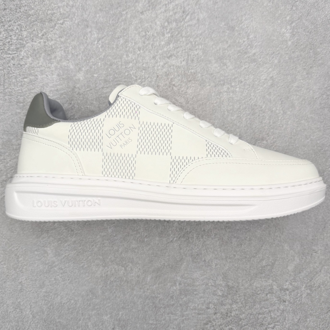 Louis Vuitton 路易威登 lv Time Out 低帮时尚运动板鞋 为舒软小牛皮革压印金属质感 Monogram 图案 再令 Louis 和vuitton 装饰点缀鞋带 与卢勒克斯金属线共同 释放莹泽光芒 搭配后部 Monogram帆布饰边和加厚胎面橡胶外底 鞋面胎牛皮和进口PVC制裁而成 高密度进口电脑车线工艺、经典LOGO跟PVC完美结合 原版大底开模 内里采用进口羊皮 超软皮内里+鞋垫 最新LV/路易威登 杨幂 关晓彤 官方等多明星网红同款 快手抖音等多平台热推 尺码：35 36 37 38 39 40 41 42 43 44-选品中心