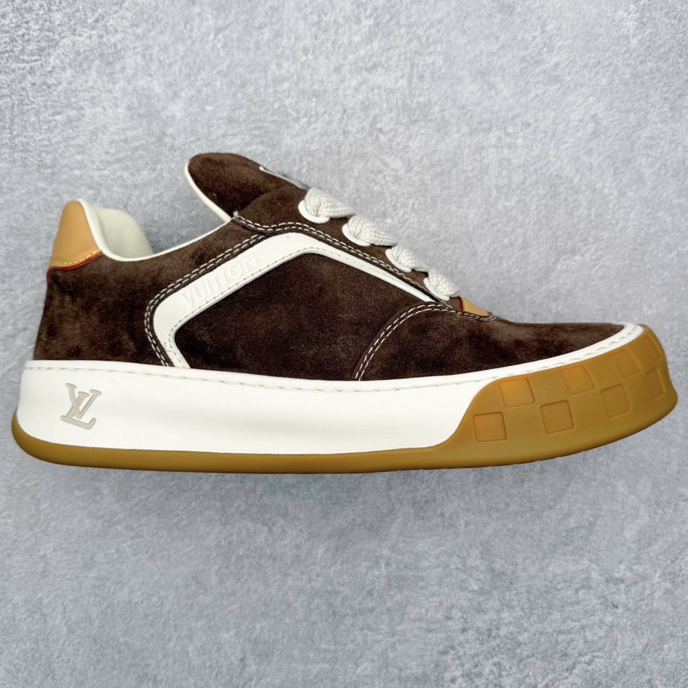 ＃GD广顶 路易威登LOUIS VUITTON lv Tilted Low Sneakers 倾斜系列低帮复古休闲运动文化百搭板鞋 Louis Vuitton，法国路威酩轩集团-LVMH旗下品牌，著名奢侈品箱包和皮具品牌，百余年的传奇经典，全球时尚旅行艺术的精致象征。印有“LV”标志这一独特图案的交织字母帆布包，伴随着丰富的传奇色彩和雅典的设计而成为时尚之经典。延续至今，不论后来延伸出来的皮件、丝巾或手表、笔、服装，都是以崇尚精致、品质、舒适的“旅行哲学”，作为设计理念。尺码：39 40 41 42 43 44 45-选品中心