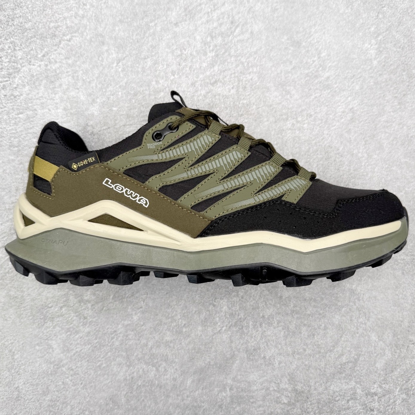 LOWA Maddox PRO GTX LO SL 德国徒步鞋MK1户外作战靴防水防滑透气登山鞋 ZEPHYR GTX 男女款采用GORE-TEX防水技术、Vibram大底等顶级配置，确保在复杂地形和恶劣天气中依然稳定可靠 。GORE-TEX内衬让鞋子防水又透气，雨天徒步袜子也能保持干爽 。Vibram大底纹路抓地力超强，湿滑岩石和泥地都能稳稳踩住，安全感满满 。鞋面用的是耐磨皮革+织物拼接，既坚固又柔软，磨合期特别短，新鞋上脚也很舒服 。最惊喜的是它的外型，不像传统户外鞋那么“硬核”，搭配日常穿搭也毫无违和感，周末郊外走走或者城市通勤都能穿 。穿上它的感觉，就像脚下多了双隐形的守护者，每一步都踏实又自在 。尺码：37 38 39 40 41 42 43 44 45-选品中心