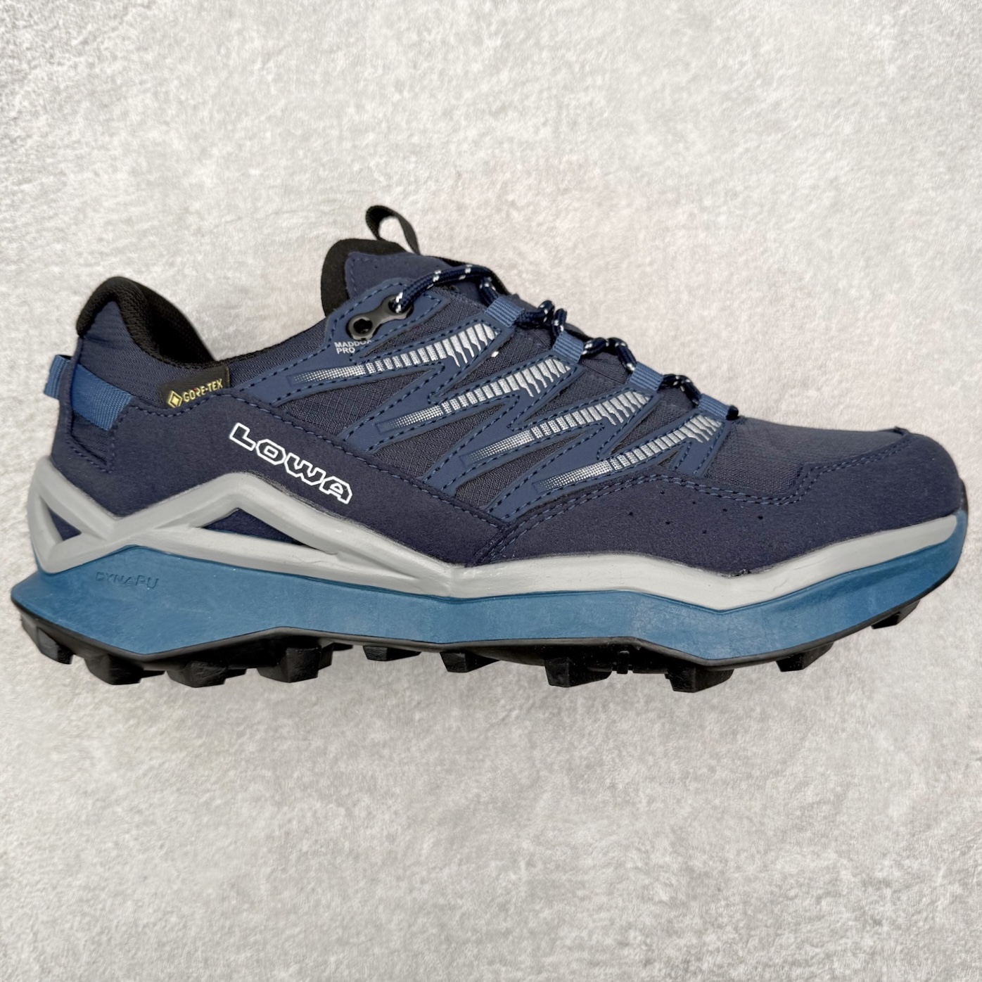 LOWA Maddox PRO GTX LO SL 德国徒步鞋MK1户外作战靴防水防滑透气登山鞋 ZEPHYR GTX 男女款采用GORE-TEX防水技术、Vibram大底等顶级配置，确保在复杂地形和恶劣天气中依然稳定可靠 。GORE-TEX内衬让鞋子防水又透气，雨天徒步袜子也能保持干爽 。Vibram大底纹路抓地力超强，湿滑岩石和泥地都能稳稳踩住，安全感满满 。鞋面用的是耐磨皮革+织物拼接，既坚固又柔软，磨合期特别短，新鞋上脚也很舒服 。最惊喜的是它的外型，不像传统户外鞋那么“硬核”，搭配日常穿搭也毫无违和感，周末郊外走走或者城市通勤都能穿 。穿上它的感觉，就像脚下多了双隐形的守护者，每一步都踏实又自在 。尺码：37 38 39 40 41 42 43 44 45-选品中心