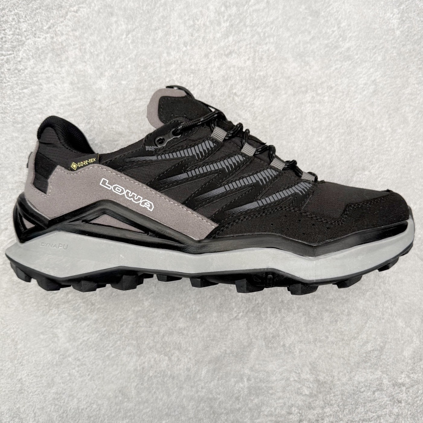 LOWA Maddox PRO GTX LO SL 德国徒步鞋MK1户外作战靴防水防滑透气登山鞋 ZEPHYR GTX 男女款采用GORE-TEX防水技术、Vibram大底等顶级配置，确保在复杂地形和恶劣天气中依然稳定可靠 。GORE-TEX内衬让鞋子防水又透气，雨天徒步袜子也能保持干爽 。Vibram大底纹路抓地力超强，湿滑岩石和泥地都能稳稳踩住，安全感满满 。鞋面用的是耐磨皮革+织物拼接，既坚固又柔软，磨合期特别短，新鞋上脚也很舒服 。最惊喜的是它的外型，不像传统户外鞋那么“硬核”，搭配日常穿搭也毫无违和感，周末郊外走走或者城市通勤都能穿 。穿上它的感觉，就像脚下多了双隐形的守护者，每一步都踏实又自在 。尺码：37 38 39 40 41 42 43 44 45-选品中心