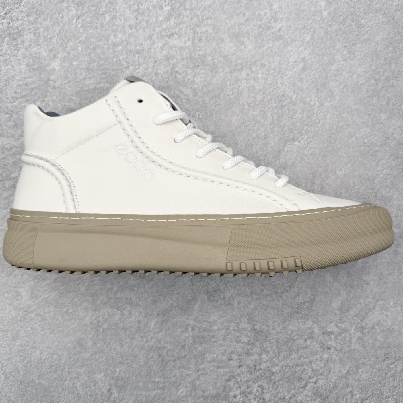 ECCO爱步男鞋中高帮热门款 厚底增高潮酷板鞋 街头时尚 休闲百搭 意趣出街 玩转城市 臻选牛皮鞋面，轻盈柔韧 具有良好的透气性 简约系带设计，可自由调节松紧，方便快捷 时尚随搭 PU中底，橡胶大底，抓地力强 具有良好的耐磨性 贴合脚型 赋予双脚舒适轻盈之感，摆脱笨重感 顺应复古风格热潮 多元色彩碰撞 辅以经典板鞋鞋型 搭配出色 潮流一步到位 尺码：38 39 40 41 42 43 44（皮鞋码）-选品中心