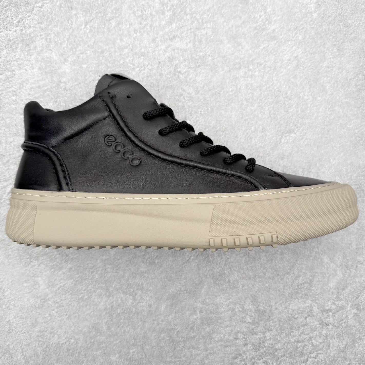 ECCO爱步男鞋中高帮热门款 厚底增高潮酷板鞋 街头时尚 休闲百搭 意趣出街 玩转城市 臻选牛皮鞋面，轻盈柔韧 具有良好的透气性 简约系带设计，可自由调节松紧，方便快捷 时尚随搭 PU中底，橡胶大底，抓地力强 具有良好的耐磨性 贴合脚型 赋予双脚舒适轻盈之感，摆脱笨重感 顺应复古风格热潮 多元色彩碰撞 辅以经典板鞋鞋型 搭配出色 潮流一步到位 尺码：38 39 40 41 42 43 44（皮鞋码）-选品中心