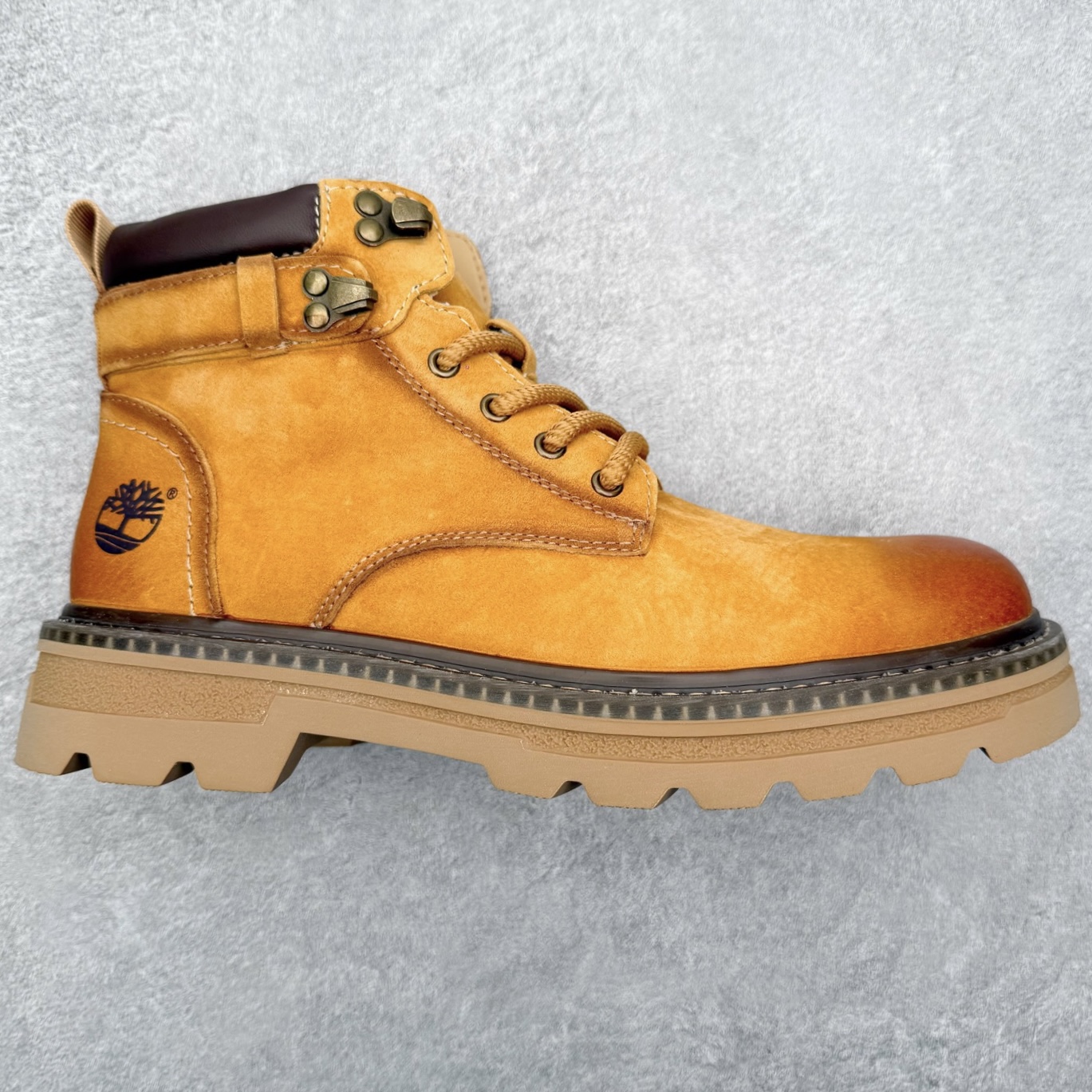 Timberland添柏岚/天伯伦 秋冬新品 秋冬必备户外休闲大黄靴系列#广东大厂品质 原盒原包装 时尚潮流搭配 面料采用意大利🇮🇹顶级磨砂细纹牛皮 轻质大底 搭配防臭防腐真皮乳胶鞋垫 大底到五金都是代工厂原材料制作 同原版固特异永不开胶工艺 好货不杀猪 首单质量严格把控 全网独家首发 品质毋庸置疑 全套官网统一包装 给您完美的穿着体验 质量考究耐穿 型男必备 专治不帅 高品质脚感一流 今年冬季防寒户外专用 日常随意搭配 尺码：38-44（皮鞋码）-选品中心