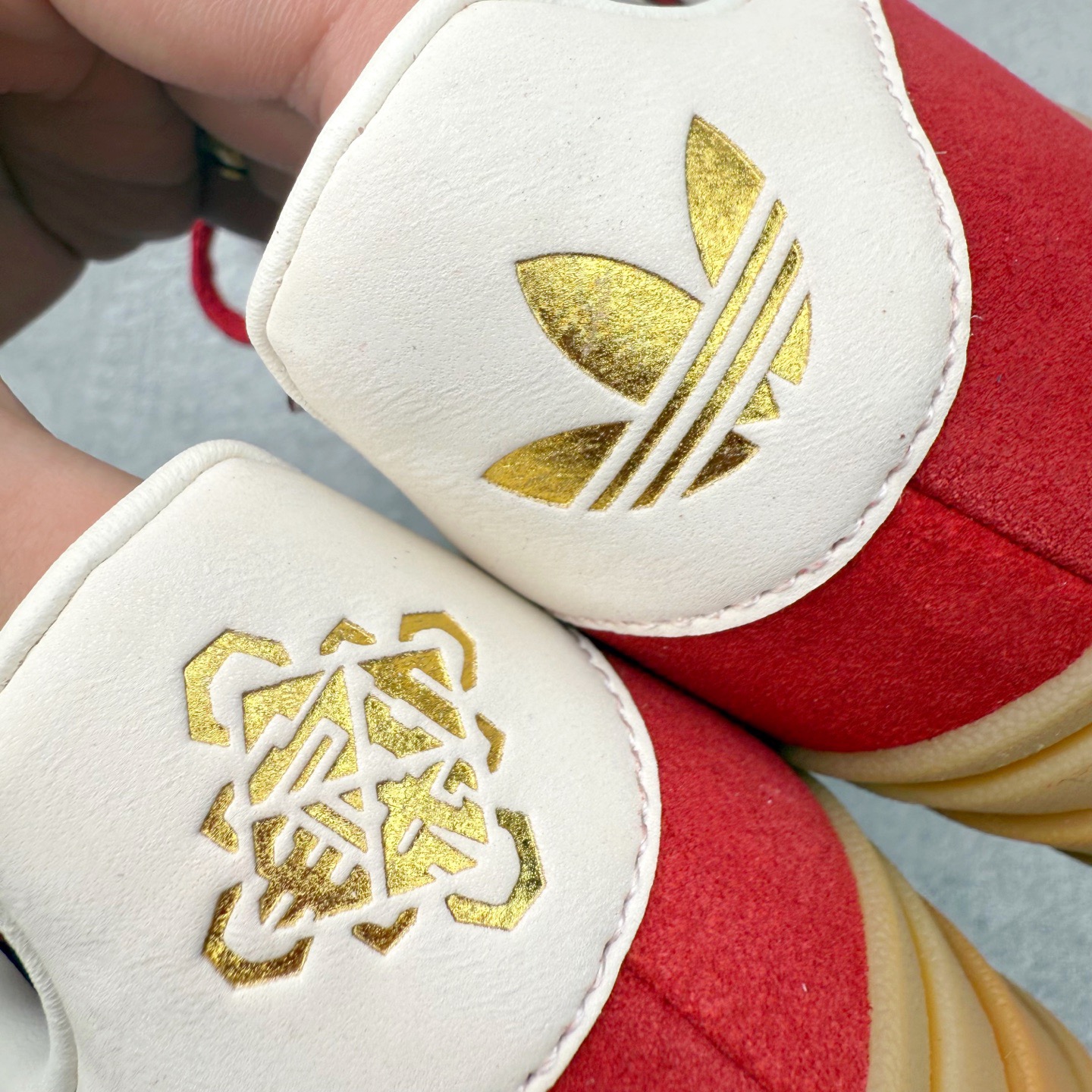 图片[12]-＃纯原 AD Originals Gazelle Bold W 羚羊松糕系列复古百搭厚底增高低帮休闲运动板鞋 KJ4293 新的一年就要换新的打扮啦！除了设定变美、健身、减肥等目标外，你已经可以利用鞋子来“偷偷改善身材比例”的愿望了！ 因为有一句话。身高不够。鞋子来凑~赶快入手以下各大运动品牌最新推出的“厚底增高运动鞋”吧。 是最好穿最百搭的长腿神器。 重点是……不仅价格不错～鞋子也不错啊！Originals的Gazelle Bold鞋款打造出「超厚底版本」！延续流线鞋型、经典麂皮材质、白色三条线和侧面烫金标志的复古外型，奶油白鞋底高度直接乘3，出门搭上它，保证一路步步高升。尺码：36 36⅔ 37⅓ 38 38⅔ 39⅓ 40-选品中心