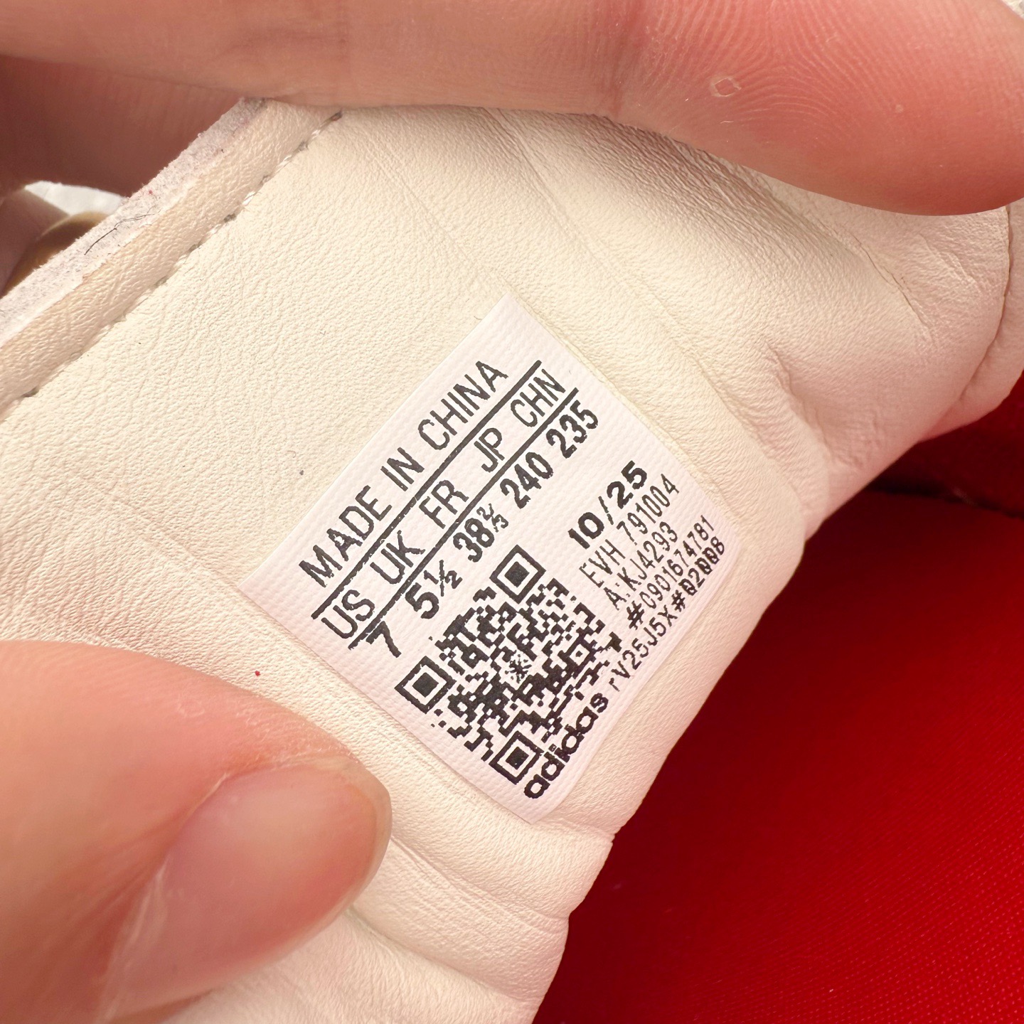 图片[14]-＃纯原 AD Originals Gazelle Bold W 羚羊松糕系列复古百搭厚底增高低帮休闲运动板鞋 KJ4293 新的一年就要换新的打扮啦！除了设定变美、健身、减肥等目标外，你已经可以利用鞋子来“偷偷改善身材比例”的愿望了！ 因为有一句话。身高不够。鞋子来凑~赶快入手以下各大运动品牌最新推出的“厚底增高运动鞋”吧。 是最好穿最百搭的长腿神器。 重点是……不仅价格不错～鞋子也不错啊！Originals的Gazelle Bold鞋款打造出「超厚底版本」！延续流线鞋型、经典麂皮材质、白色三条线和侧面烫金标志的复古外型，奶油白鞋底高度直接乘3，出门搭上它，保证一路步步高升。尺码：36 36⅔ 37⅓ 38 38⅔ 39⅓ 40-选品中心