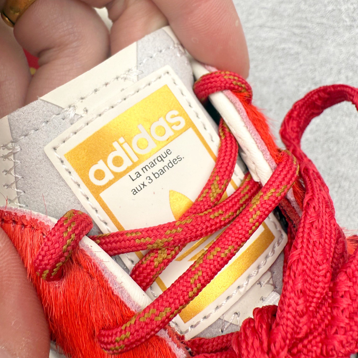 图片[11]-＃纯原 AD Originals Gazelle Bold W 羚羊松糕系列复古百搭厚底增高低帮休闲运动板鞋 KJ4293 新的一年就要换新的打扮啦！除了设定变美、健身、减肥等目标外，你已经可以利用鞋子来“偷偷改善身材比例”的愿望了！ 因为有一句话。身高不够。鞋子来凑~赶快入手以下各大运动品牌最新推出的“厚底增高运动鞋”吧。 是最好穿最百搭的长腿神器。 重点是……不仅价格不错～鞋子也不错啊！Originals的Gazelle Bold鞋款打造出「超厚底版本」！延续流线鞋型、经典麂皮材质、白色三条线和侧面烫金标志的复古外型，奶油白鞋底高度直接乘3，出门搭上它，保证一路步步高升。尺码：36 36⅔ 37⅓ 38 38⅔ 39⅓ 40-选品中心