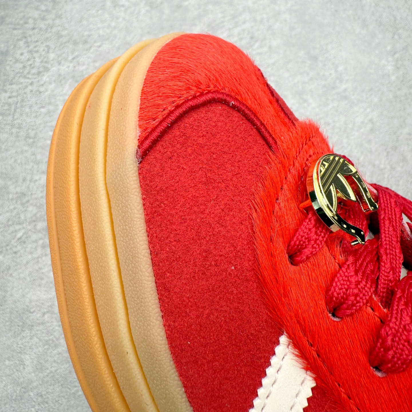 图片[15]-＃纯原 AD Originals Gazelle Bold W 羚羊松糕系列复古百搭厚底增高低帮休闲运动板鞋 KJ4293 新的一年就要换新的打扮啦！除了设定变美、健身、减肥等目标外，你已经可以利用鞋子来“偷偷改善身材比例”的愿望了！ 因为有一句话。身高不够。鞋子来凑~赶快入手以下各大运动品牌最新推出的“厚底增高运动鞋”吧。 是最好穿最百搭的长腿神器。 重点是……不仅价格不错～鞋子也不错啊！Originals的Gazelle Bold鞋款打造出「超厚底版本」！延续流线鞋型、经典麂皮材质、白色三条线和侧面烫金标志的复古外型，奶油白鞋底高度直接乘3，出门搭上它，保证一路步步高升。尺码：36 36⅔ 37⅓ 38 38⅔ 39⅓ 40-选品中心