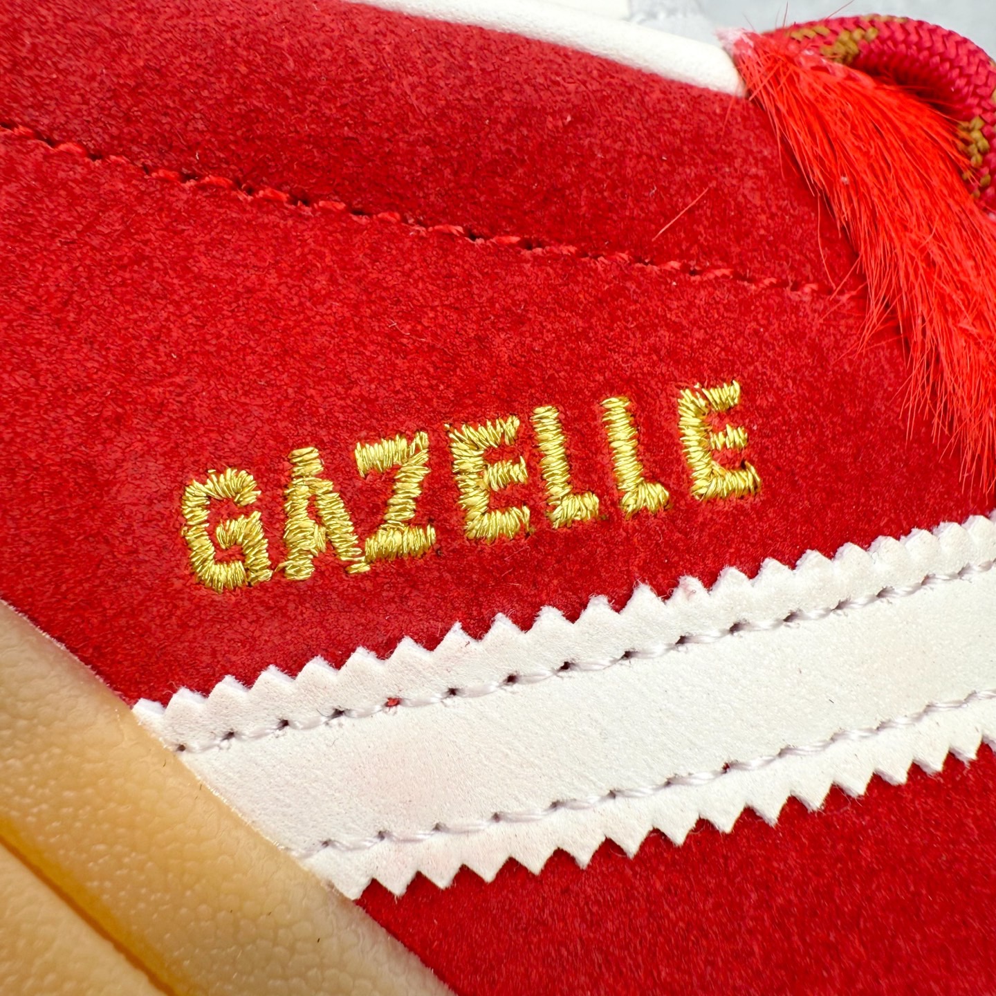 图片[13]-＃纯原 AD Originals Gazelle Bold W 羚羊松糕系列复古百搭厚底增高低帮休闲运动板鞋 KJ4293 新的一年就要换新的打扮啦！除了设定变美、健身、减肥等目标外，你已经可以利用鞋子来“偷偷改善身材比例”的愿望了！ 因为有一句话。身高不够。鞋子来凑~赶快入手以下各大运动品牌最新推出的“厚底增高运动鞋”吧。 是最好穿最百搭的长腿神器。 重点是……不仅价格不错～鞋子也不错啊！Originals的Gazelle Bold鞋款打造出「超厚底版本」！延续流线鞋型、经典麂皮材质、白色三条线和侧面烫金标志的复古外型，奶油白鞋底高度直接乘3，出门搭上它，保证一路步步高升。尺码：36 36⅔ 37⅓ 38 38⅔ 39⅓ 40-选品中心