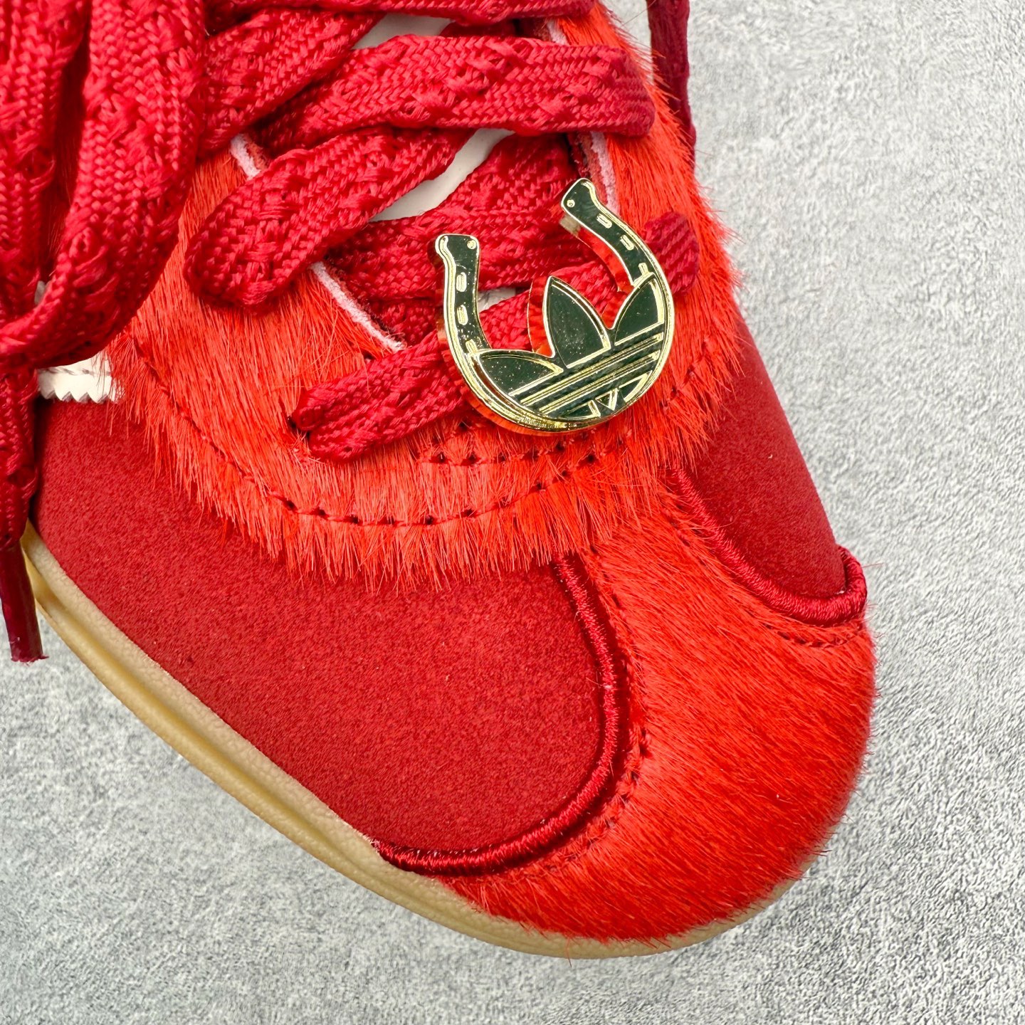 图片[10]-＃纯原 AD Originals Gazelle Bold W 羚羊松糕系列复古百搭厚底增高低帮休闲运动板鞋 KJ4293 新的一年就要换新的打扮啦！除了设定变美、健身、减肥等目标外，你已经可以利用鞋子来“偷偷改善身材比例”的愿望了！ 因为有一句话。身高不够。鞋子来凑~赶快入手以下各大运动品牌最新推出的“厚底增高运动鞋”吧。 是最好穿最百搭的长腿神器。 重点是……不仅价格不错～鞋子也不错啊！Originals的Gazelle Bold鞋款打造出「超厚底版本」！延续流线鞋型、经典麂皮材质、白色三条线和侧面烫金标志的复古外型，奶油白鞋底高度直接乘3，出门搭上它，保证一路步步高升。尺码：36 36⅔ 37⅓ 38 38⅔ 39⅓ 40-选品中心