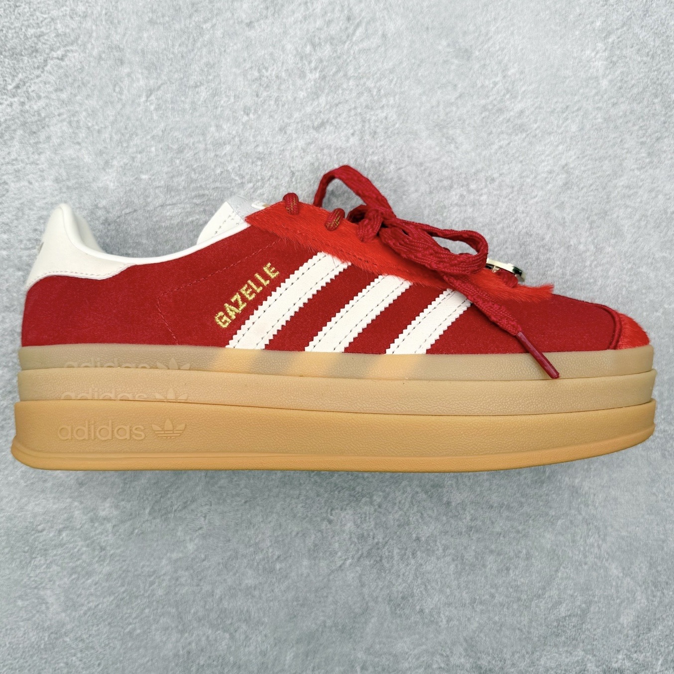 ＃纯原 AD Originals Gazelle Bold W 羚羊松糕系列复古百搭厚底增高低帮休闲运动板鞋 KJ4293 新的一年就要换新的打扮啦！除了设定变美、健身、减肥等目标外，你已经可以利用鞋子来“偷偷改善身材比例”的愿望了！ 因为有一句话。身高不够。鞋子来凑~赶快入手以下各大运动品牌最新推出的“厚底增高运动鞋”吧。 是最好穿最百搭的长腿神器。 重点是……不仅价格不错～鞋子也不错啊！Originals的Gazelle Bold鞋款打造出「超厚底版本」！延续流线鞋型、经典麂皮材质、白色三条线和侧面烫金标志的复古外型，奶油白鞋底高度直接乘3，出门搭上它，保证一路步步高升。尺码：36 36⅔ 37⅓ 38 38⅔ 39⅓ 40-选品中心