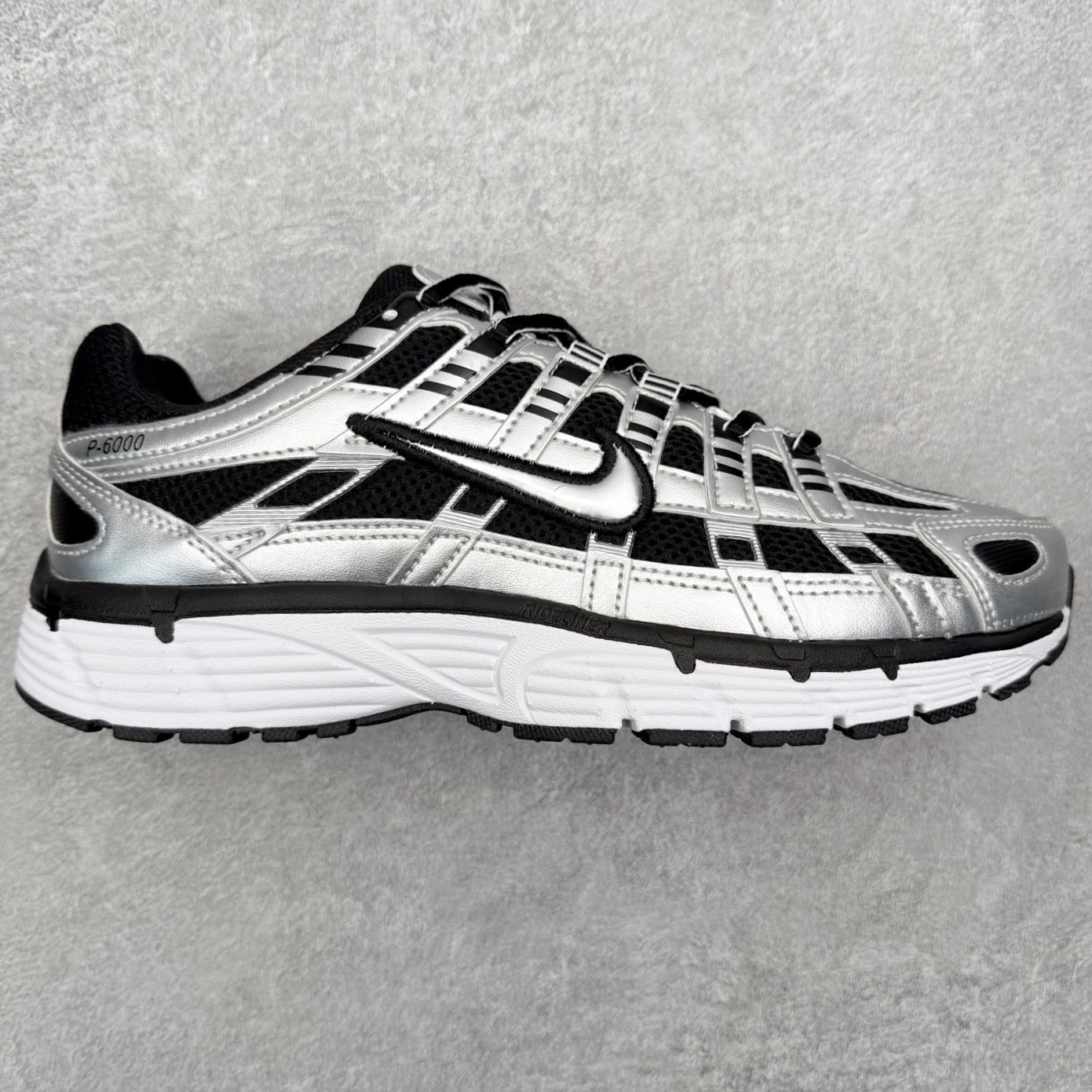 NK P-6000 系列低帮复古老爹风休闲运动舒适慢跑鞋 BV1021-013 融合 Pegasus 过往运动鞋设计 助力 21 世纪早期跑步运动跃升时尚新高度 采用透气网眼布、运动风格线条和耐穿覆面 兼具吸睛外观和舒适感受 中底泡绵以田径赛道为灵感 打造厚实设计 缔造出众缓震性能 尺码：36 36.5 37.5 38 38.5 39 40 40.5 41 42 42.5 43 44 44.5 45-选品中心