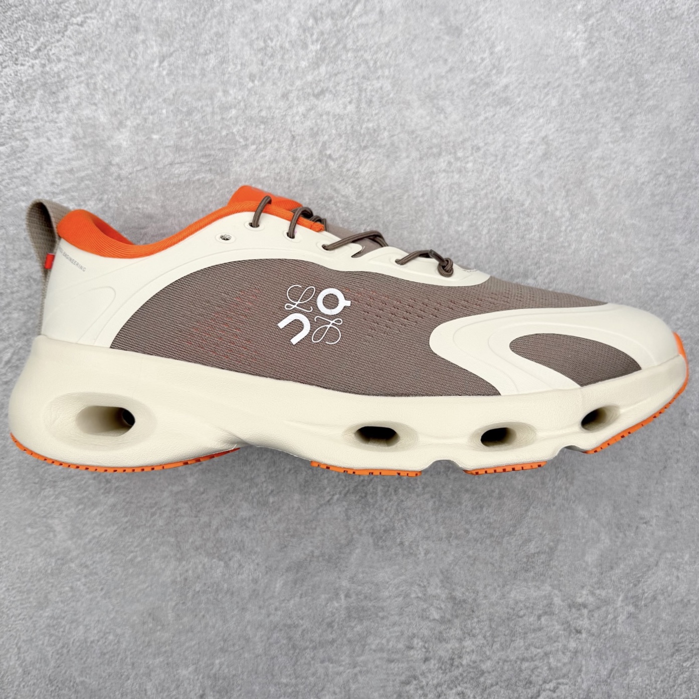 LOEWE x On昂跑Cloudsolo 罗意威联名款圆头抽绳低帮生活休闲鞋 此运动品牌 开创于2010年 缓震着陆、强效回弹、轻柔质感的设计构思始终是ON研制关键 与此同时基于“为全球提供革新性的跑步感受”信念 陆续推出了多款跑鞋及其以专业运动人体跑步工程学为设计关键的功能性跑步服饰设备 让跑者不费力气地畅快畅跑 尺码：36 36.5 37.5 38 38.5 39 40 40.5 41 42 42.5 43 44 44.5 45-选品中心